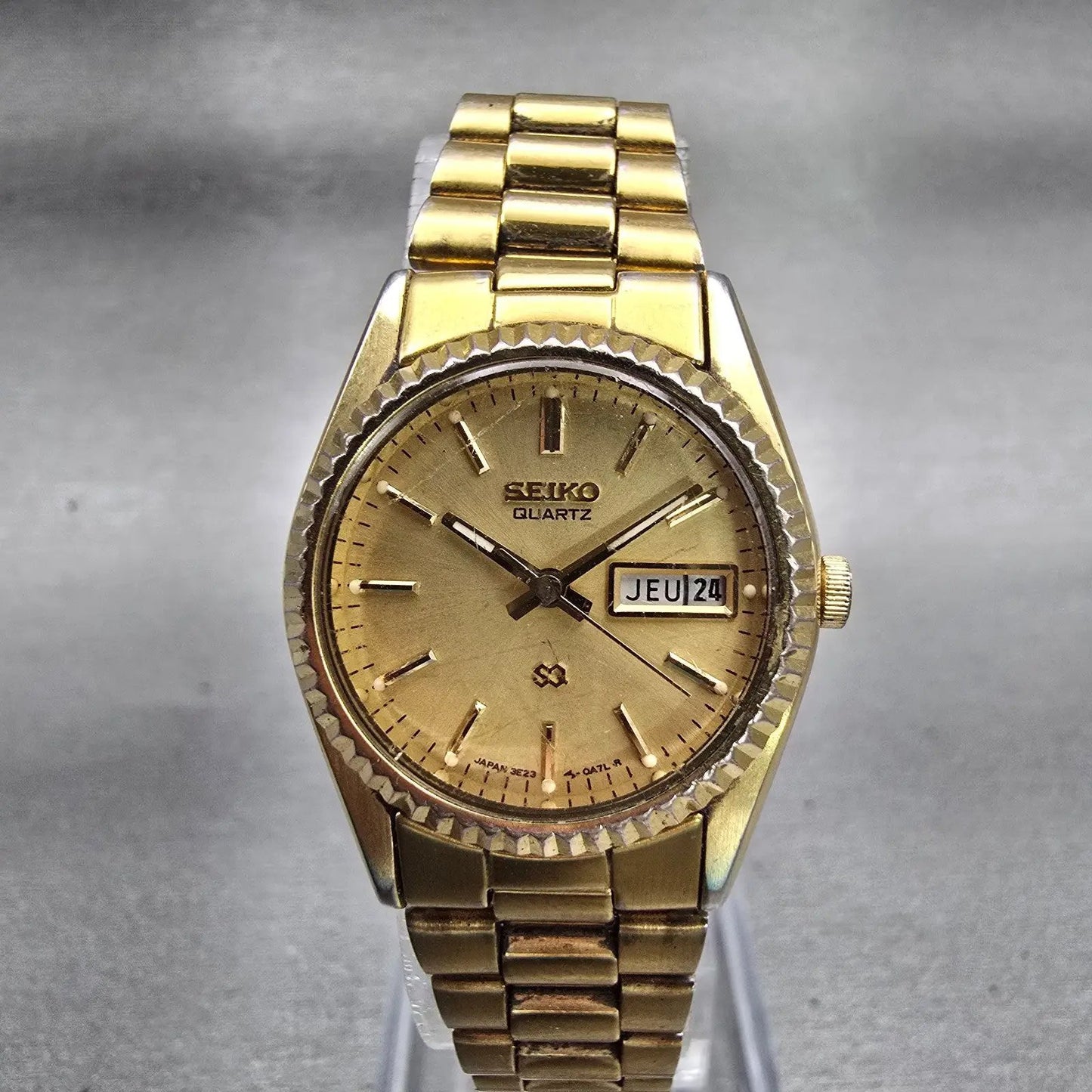 Seiko SQ Watch Women 24mm Gold Dial Gold Tone Daydate Round 3E23-0A60 New Batt G0