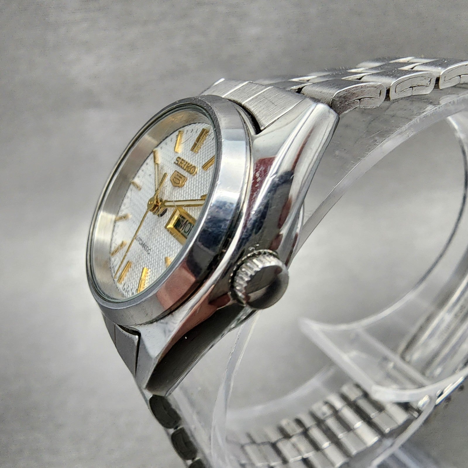 Seiko 5 Automatic Watch Women 23mm Silver Dial Silver Tone Daydate 42060332 Run2