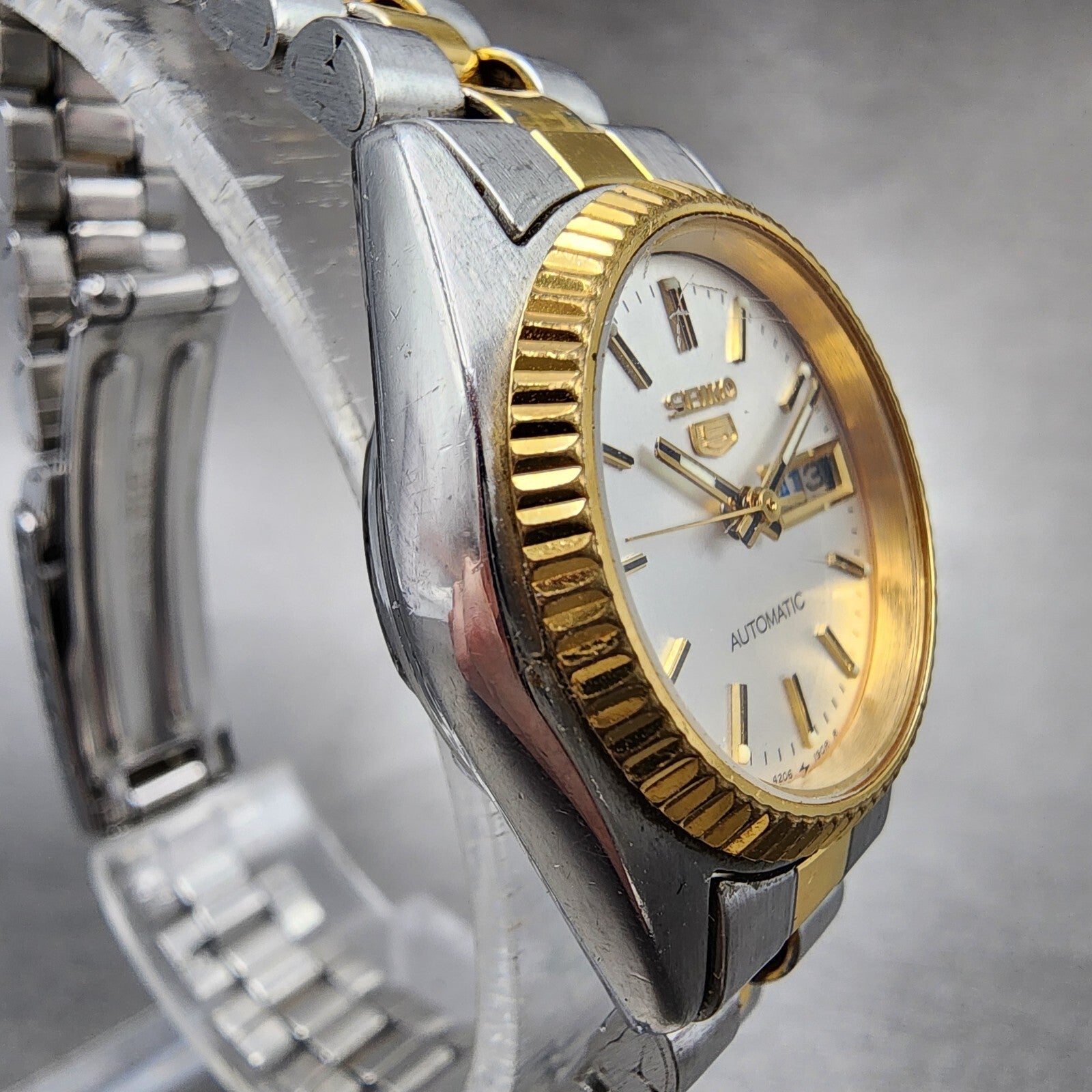 Seiko 5 Watch Women 25mm White Dial Two Tone Daydate Round 42060510 Runs3