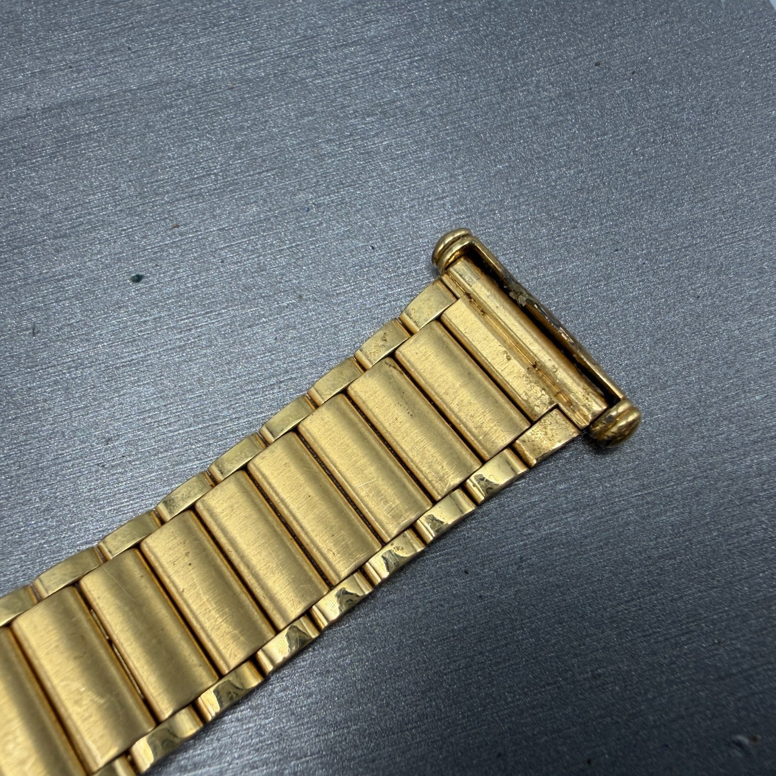 Playboy Watch Men 34mm White Dial Gold Tone Round 5307 BROKEN BAND New battery9