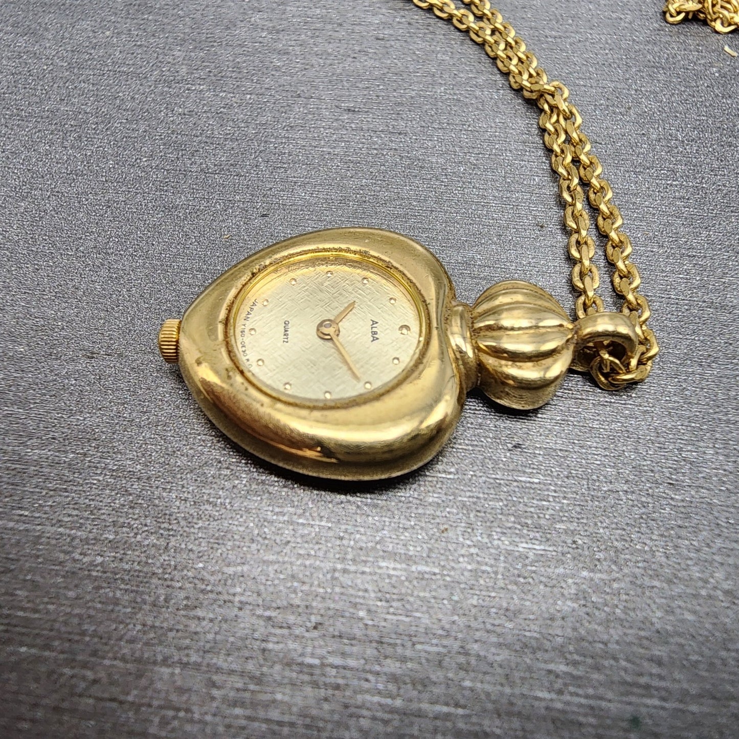 Alba Heart Necklace Watch Women 20mm Champagne Dial Gold Tone Y1500B20 New Batt3