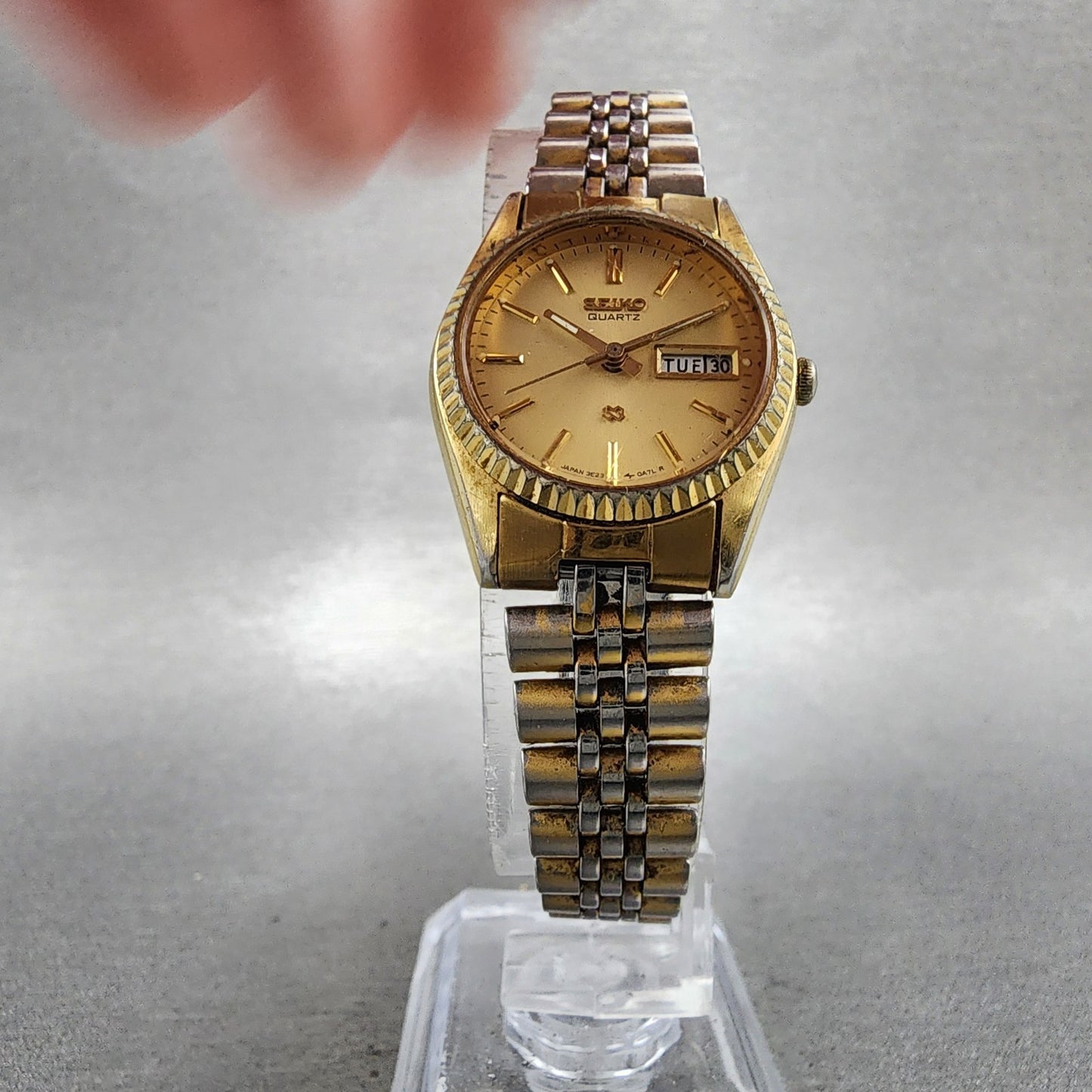 Seiko SQ Watch Women 24mm Gold Dial Gold Tone Daydate Round 3E230A60 NewBattery5