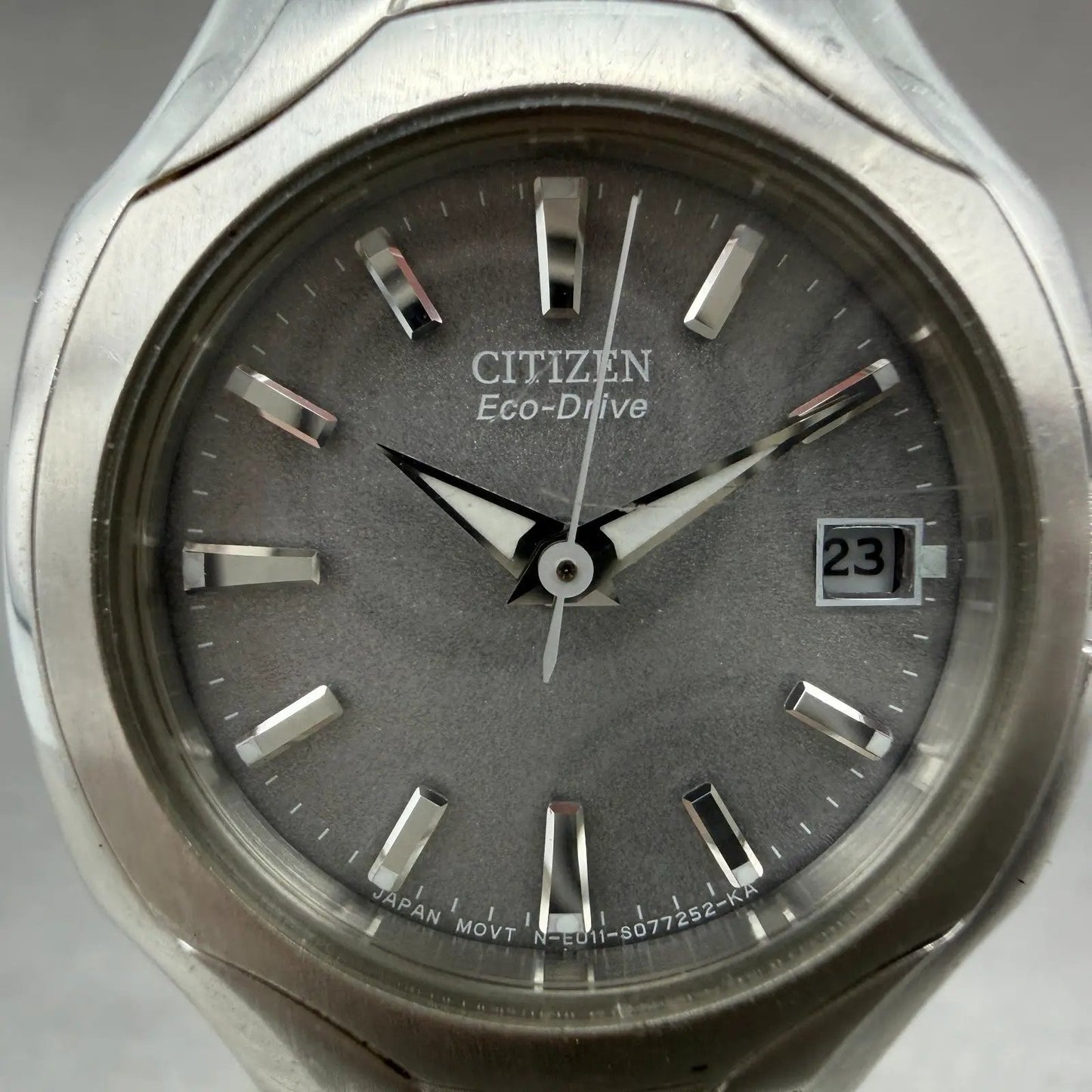 Citizen Eco-Drive Watch Women 25mm Gray Dial Silver Tone Date E011-S049601 Runs1
