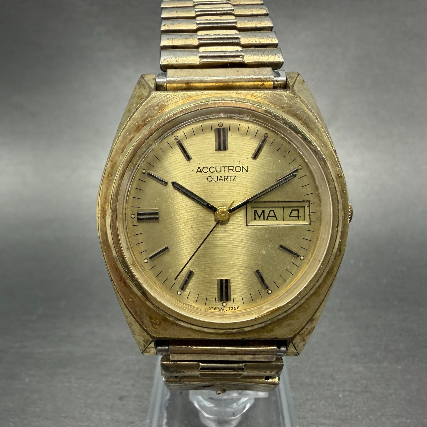 Bulova Accutron Watch Men 36mm Gold Dial Gold Tone Daydate Round 7256 PARTS0