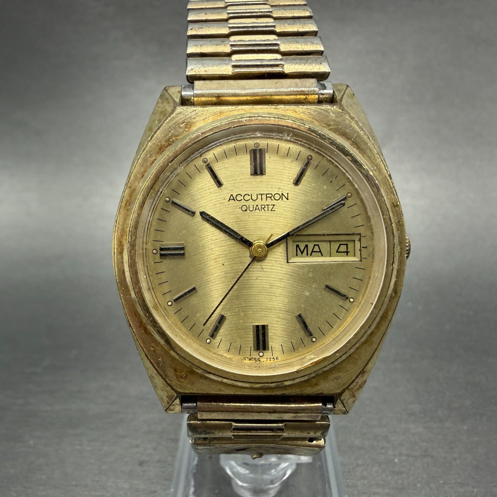 Bulova Accutron Watch Men 36mm Gold Dial Gold Tone Daydate Round 7256 PARTS0
