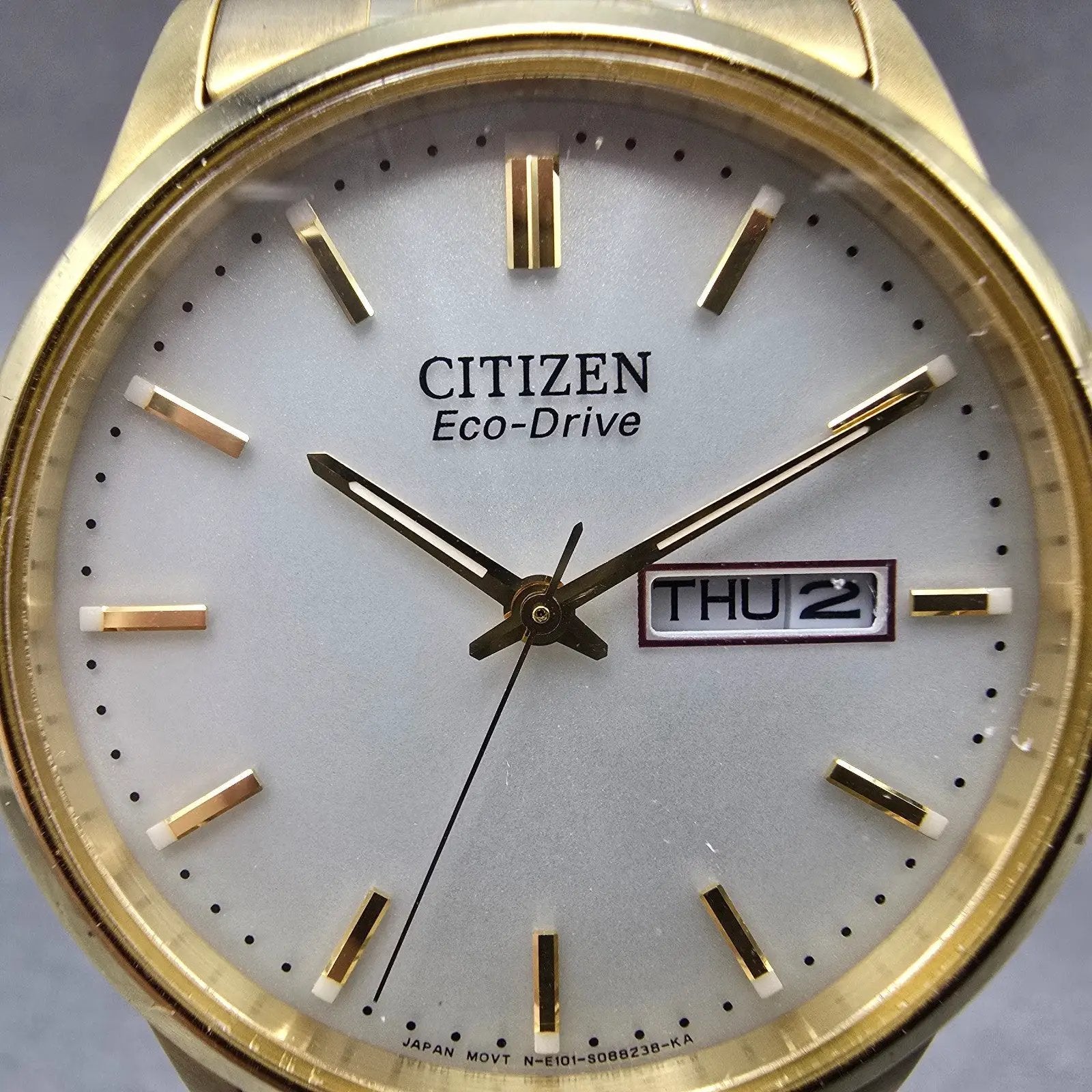 Citizen Eco-Drive Watch Men 36mm White Dial Gold Tone Daydate E101-S058023 RunsK1