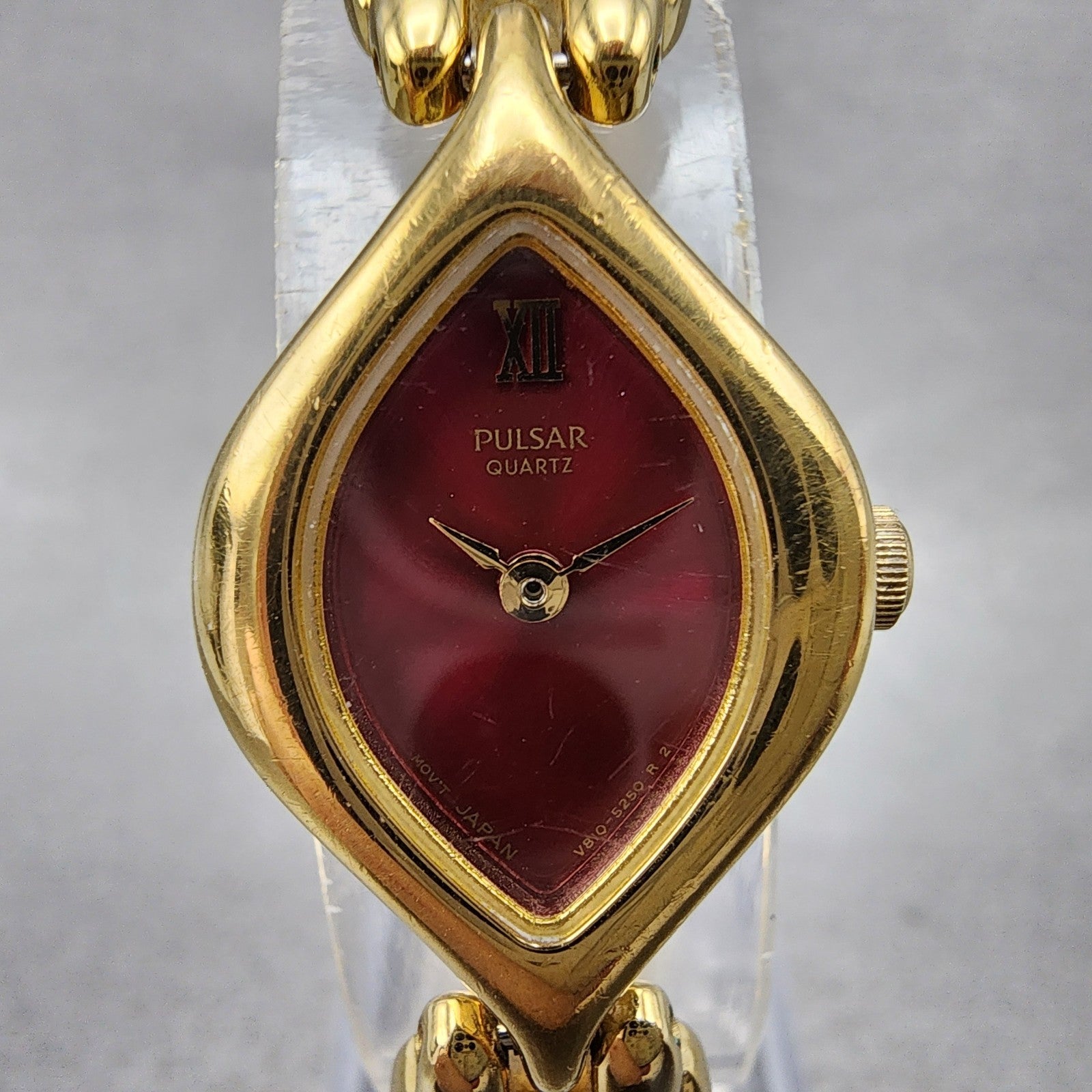 Seiko Pulsar Watch Women 18mm Red Dial Gold Tone Oval V8106510 New Battery1