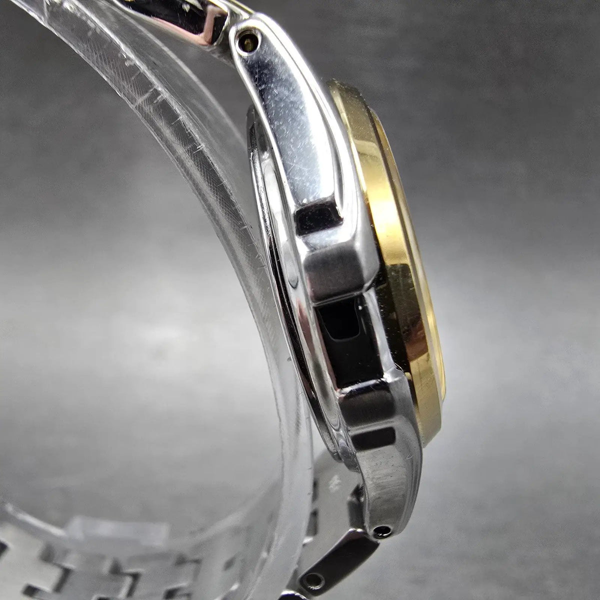 Seiko Solar Watch Women 28mm White Dial Two Tone Date Round V137-0BM0 Runs3