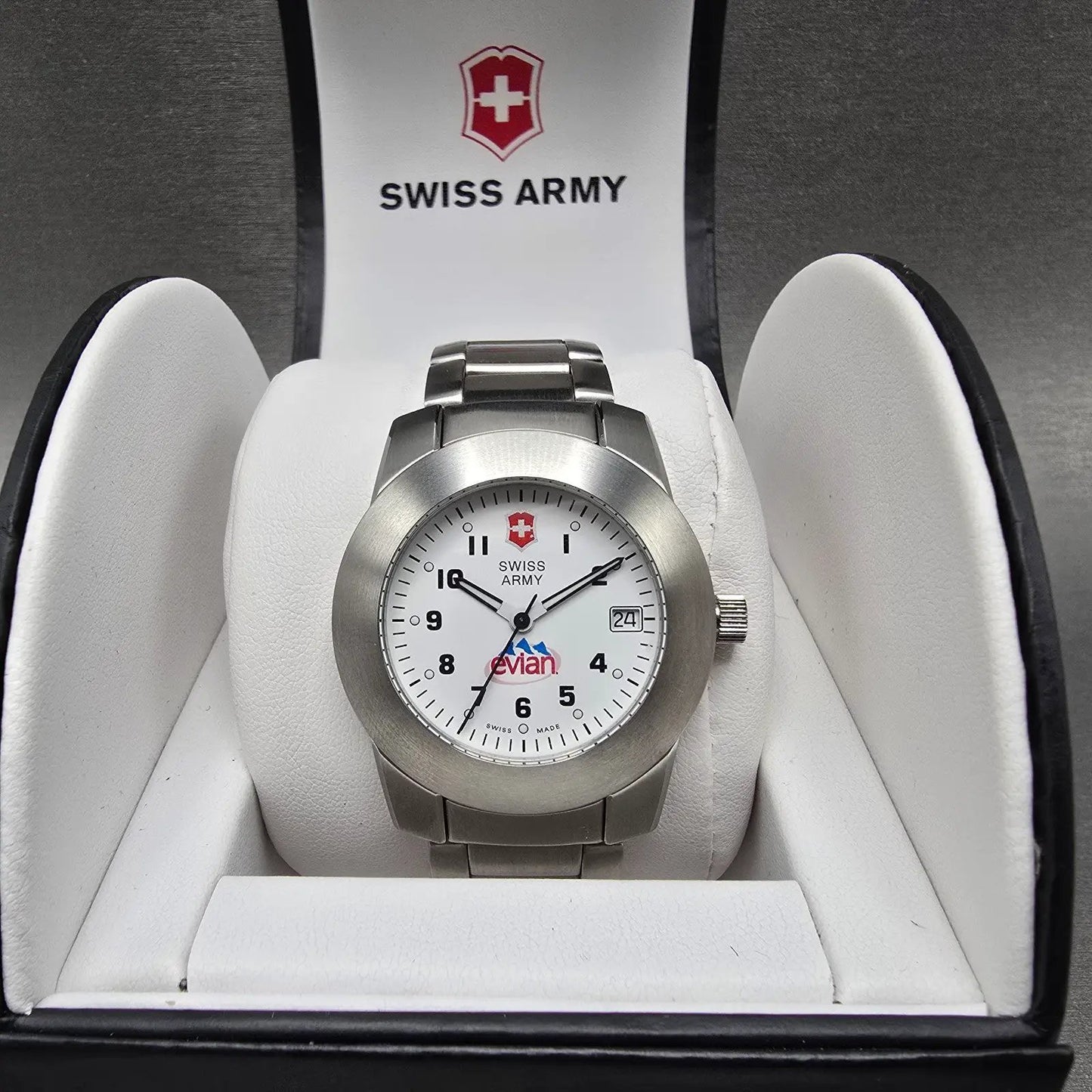 Victorinox Swiss Army Peak Watch Men 38mm White Dial Steel Date 24958 New Batt0