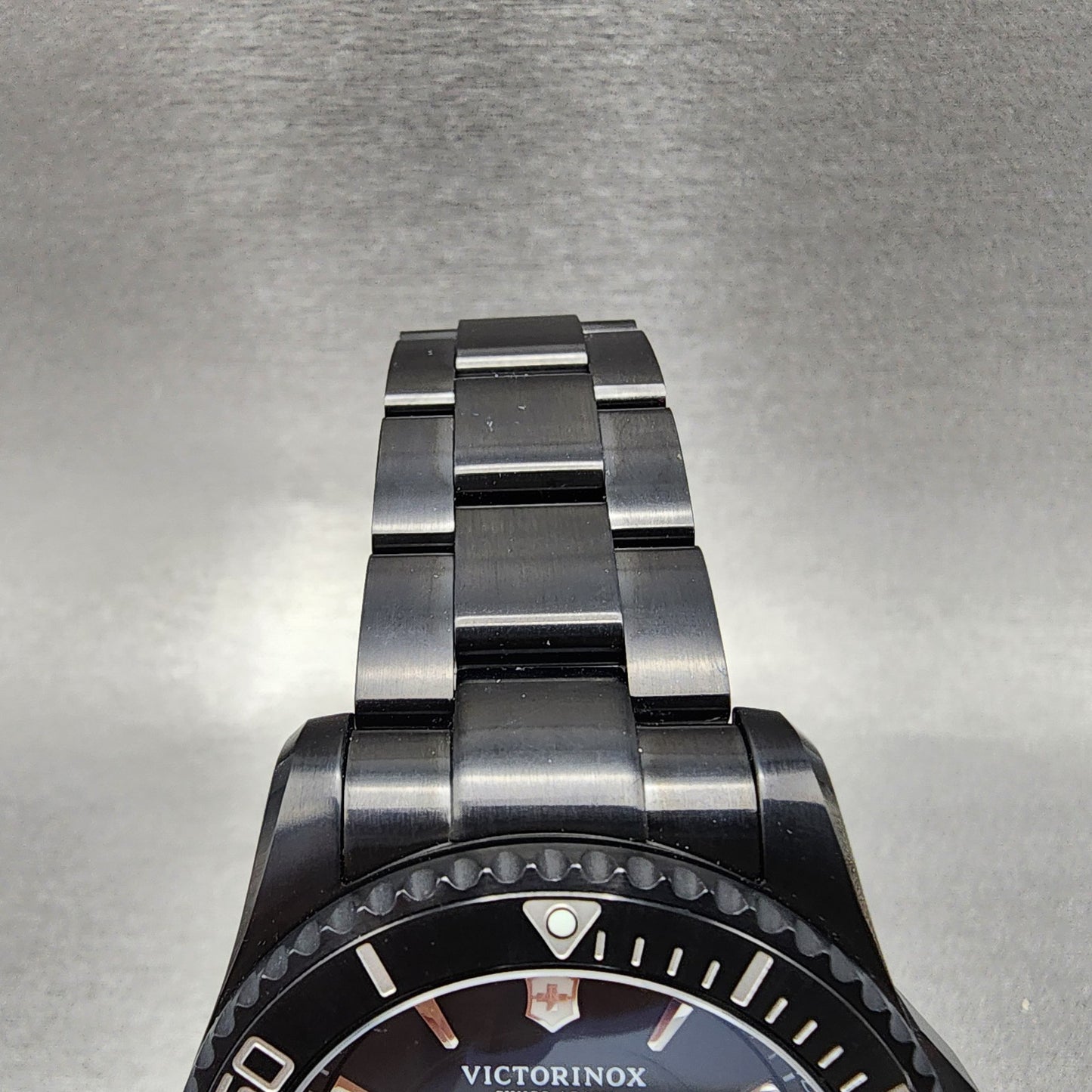 Victorinox Swiss Army Maverick Dive Watch Men 44mm Black Dial Black Tone Date4