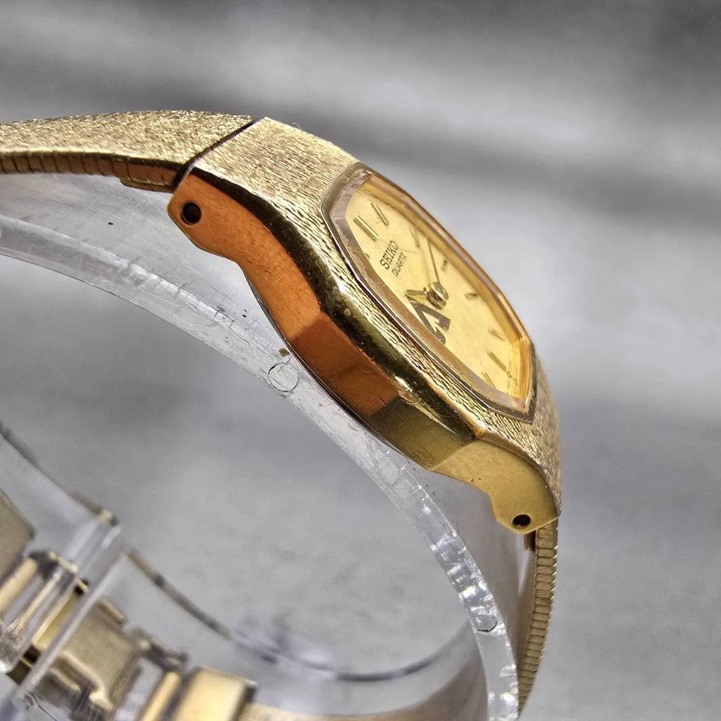 Seiko Watch Women 16mm Gold Dial Gold Tone Oval 1N00-5B29 New Battery Vintage3