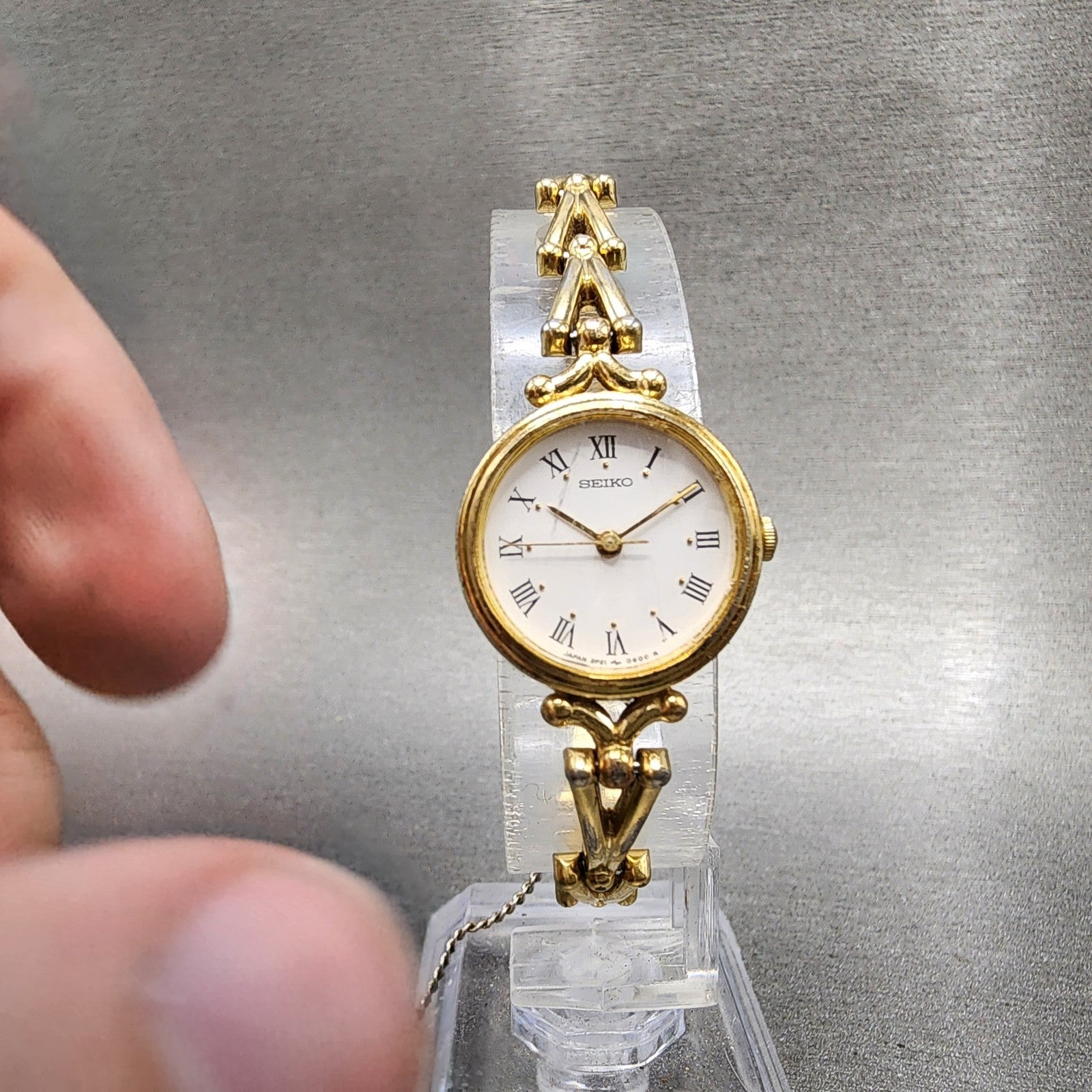 Seiko Watch Women 20mm White Dial Gold Tone Round 2p210190 New Battery5