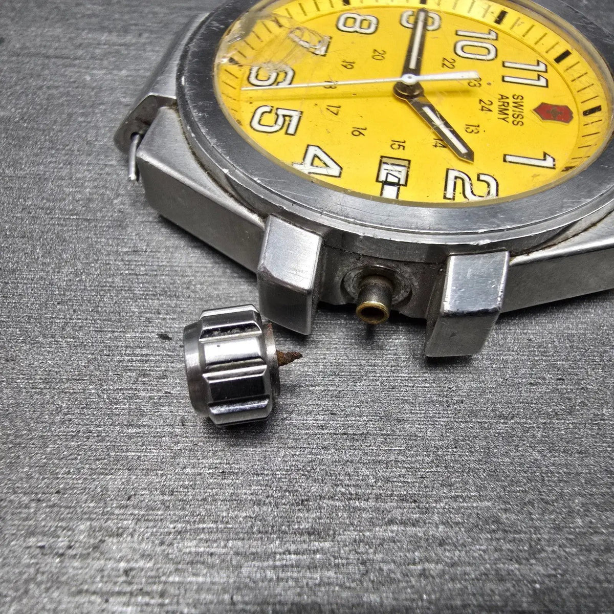 Victorinox Swiss Army Convoy Watch Men 42mm Yellow Dial Stee Date 241164 PARTS7