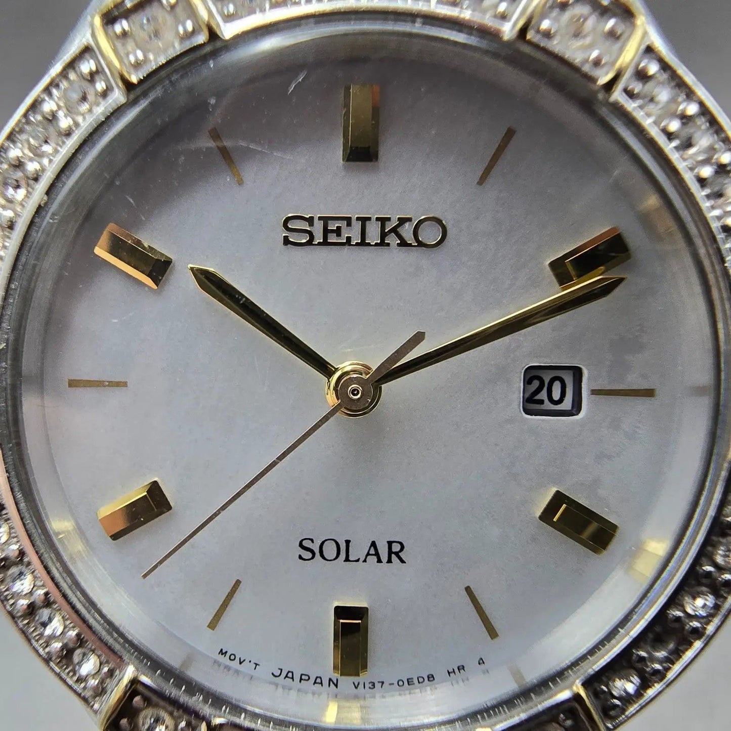 Seiko Solar Watch Women 31mm MOP Dial Two Tone Date Round V137-0CA0 Runs1