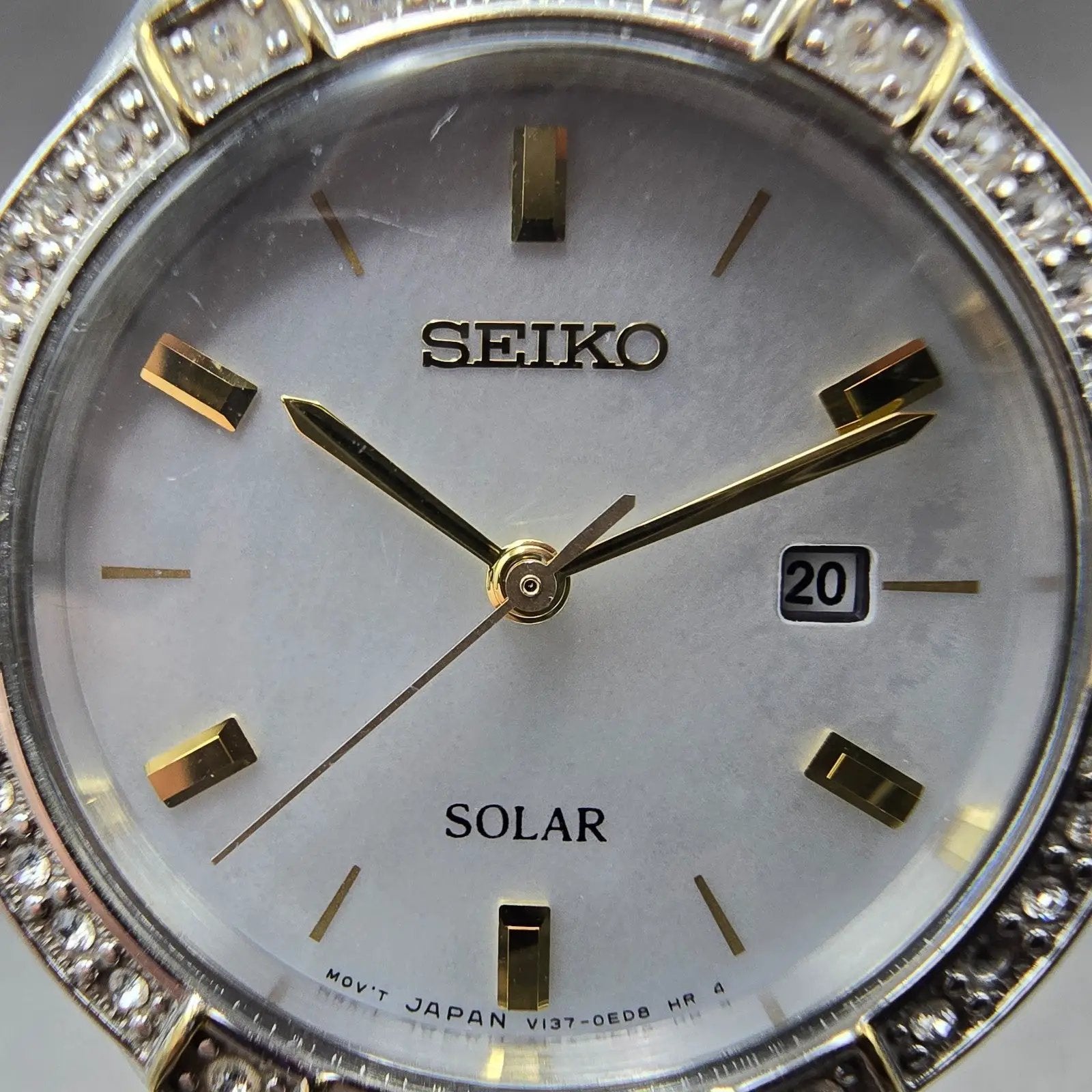 Seiko Solar Watch Women 31mm MOP Dial Two Tone Date Round V137-0CA0 Runs1