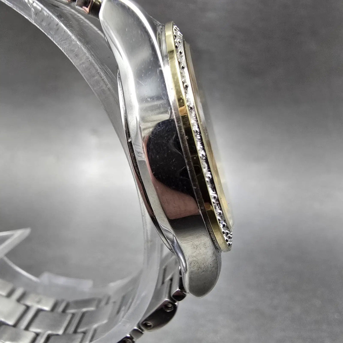 Seiko Solar Watch Women 28mm MOP Dial Two Tone Date Gemmed V137-0AA0 Works JP 673