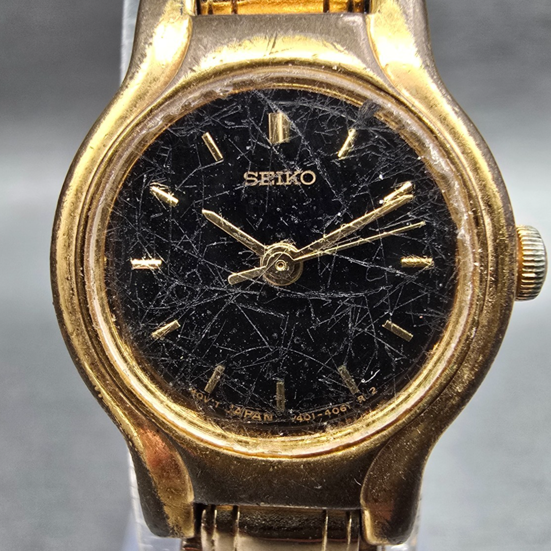 Seiko Watch Women 19mm Black Dial Gold Tone Round V401-0289 New Battery Vintage21