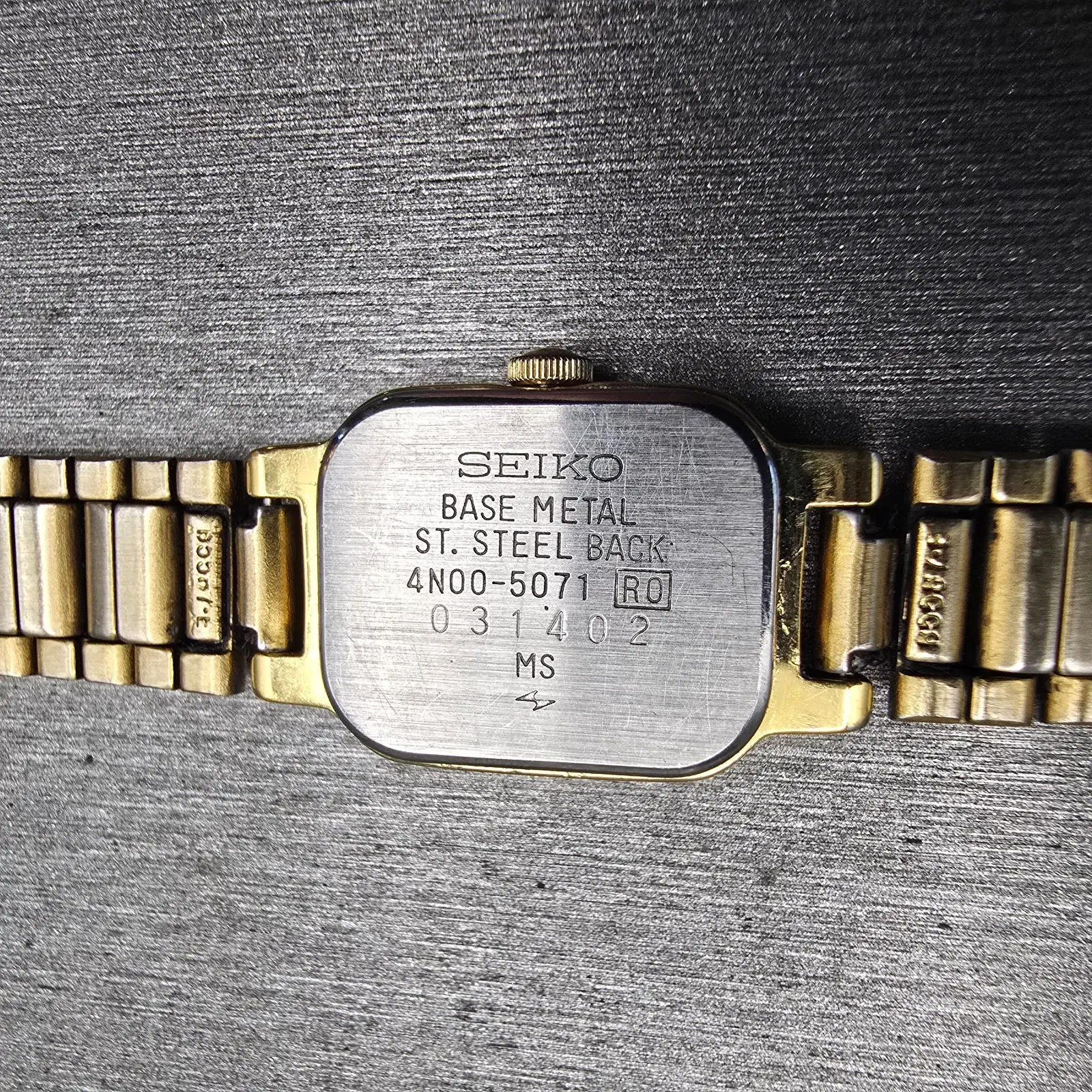 Seiko Tank Watch Women 15mm Black Dial Gold Tone Rectangle 4N00-5071 New Battery10