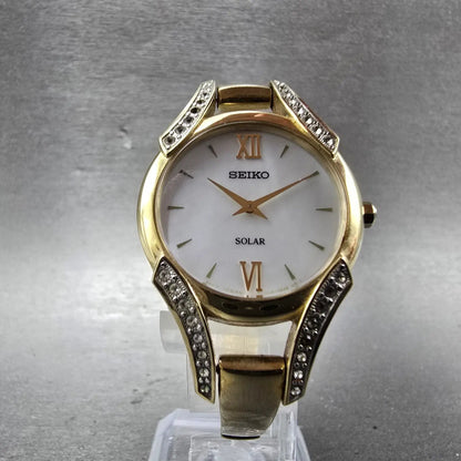 Seiko Solar Watch Women 28mm MOP Dial Gold Tone Round V115-0AZ0 Runs Crystals5