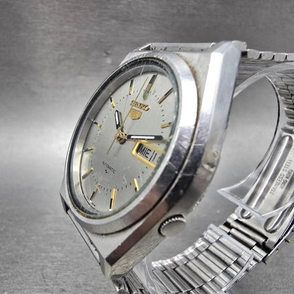 Seiko 5 Automatic Watch Men 38mm Silver Dial Silver Tone Daydate 7009-876A Runs2