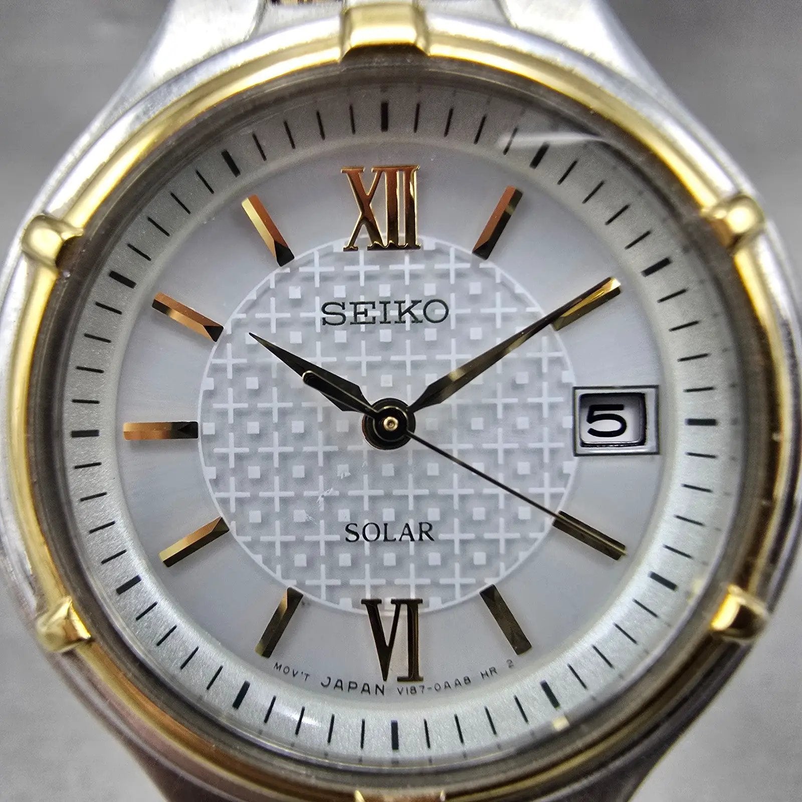 Seiko Solar Watch Women 28mm White Dial Two Tone Date Round V187-0AA0 Runs1
