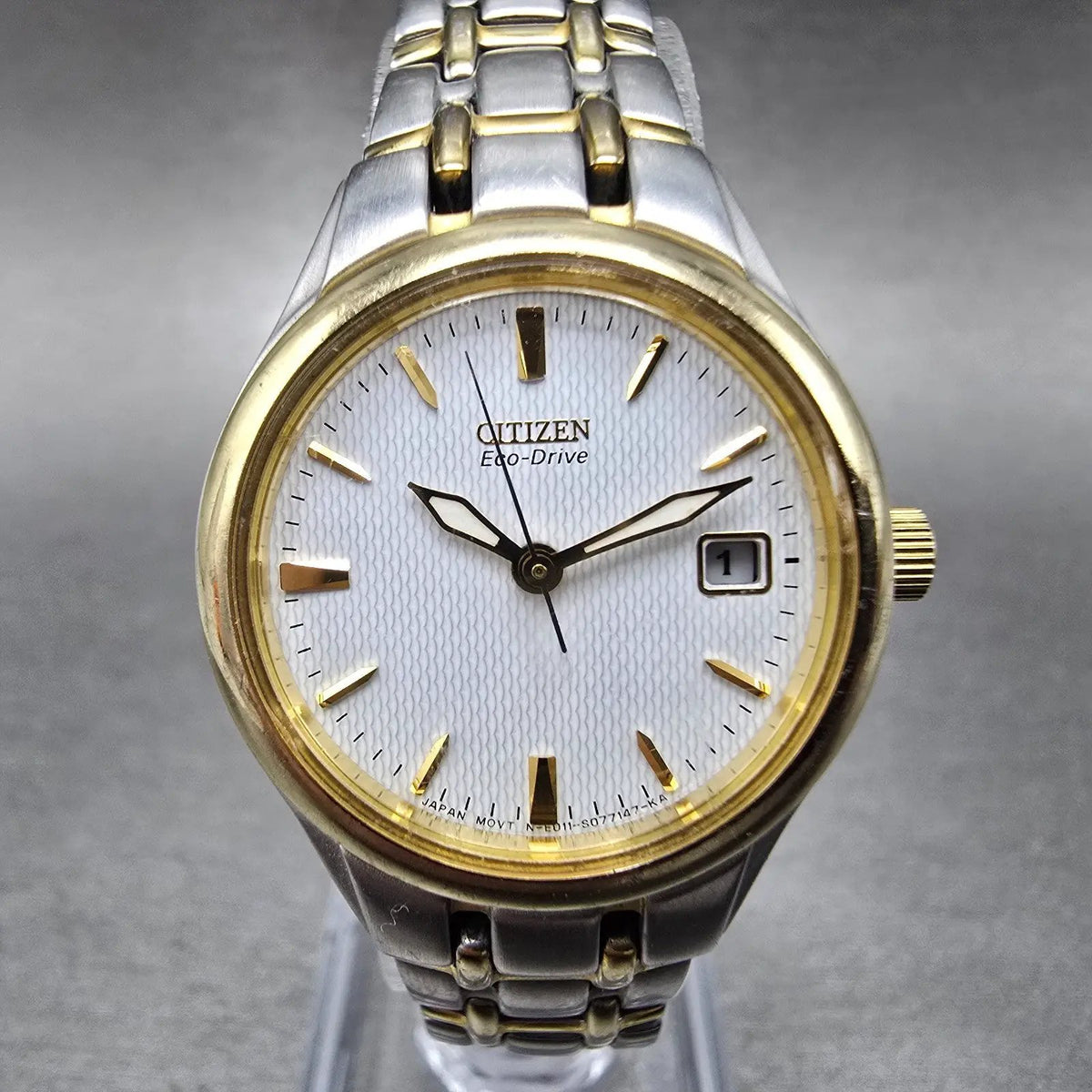 Citizen Eco-0Drive Watch Women 25mm White Dial Two Tone Date E011-S049571 Runs J0