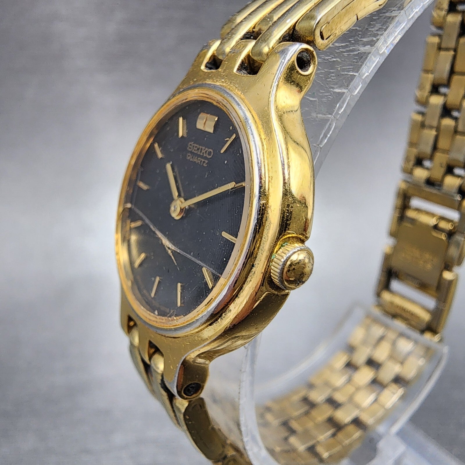 Seiko Watch Women 22mm Black Dial Gold Tone Round 1N000A99 CRACKED New Battery2