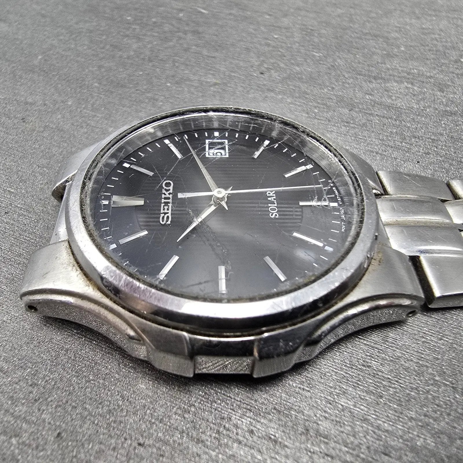 Seiko Solar Watch Men 38mm Black Dial Silver Tone Date READ!!!!!! V157-0AG0 Runs5