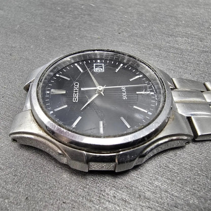 Seiko Solar Watch Men 38mm Black Dial Silver Tone Date READ!!!!!! V157-0AG0 Runs5