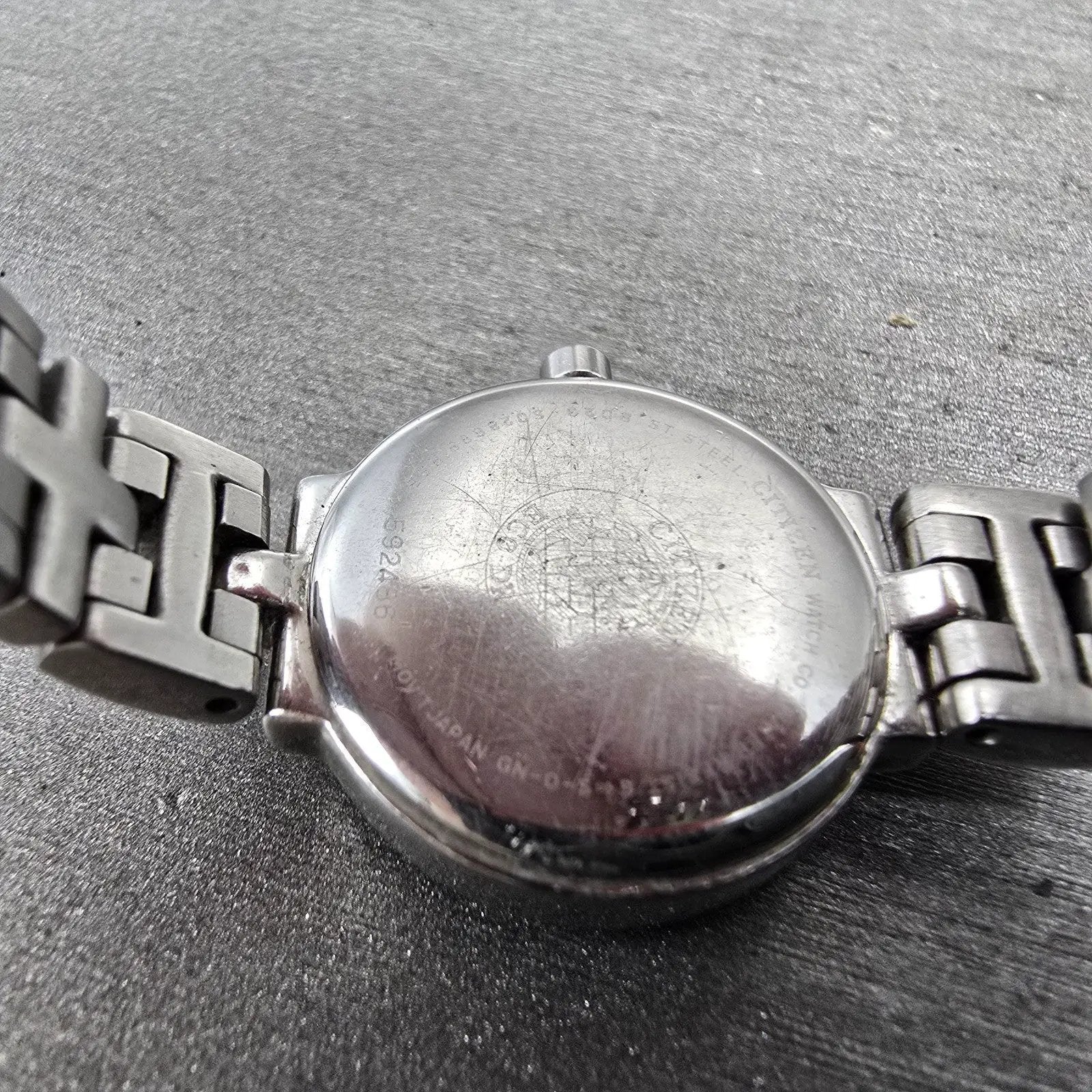 Citizen Watch Women 21mm White Dial Silver Tone Round B023-S028698 Runs Crystals10