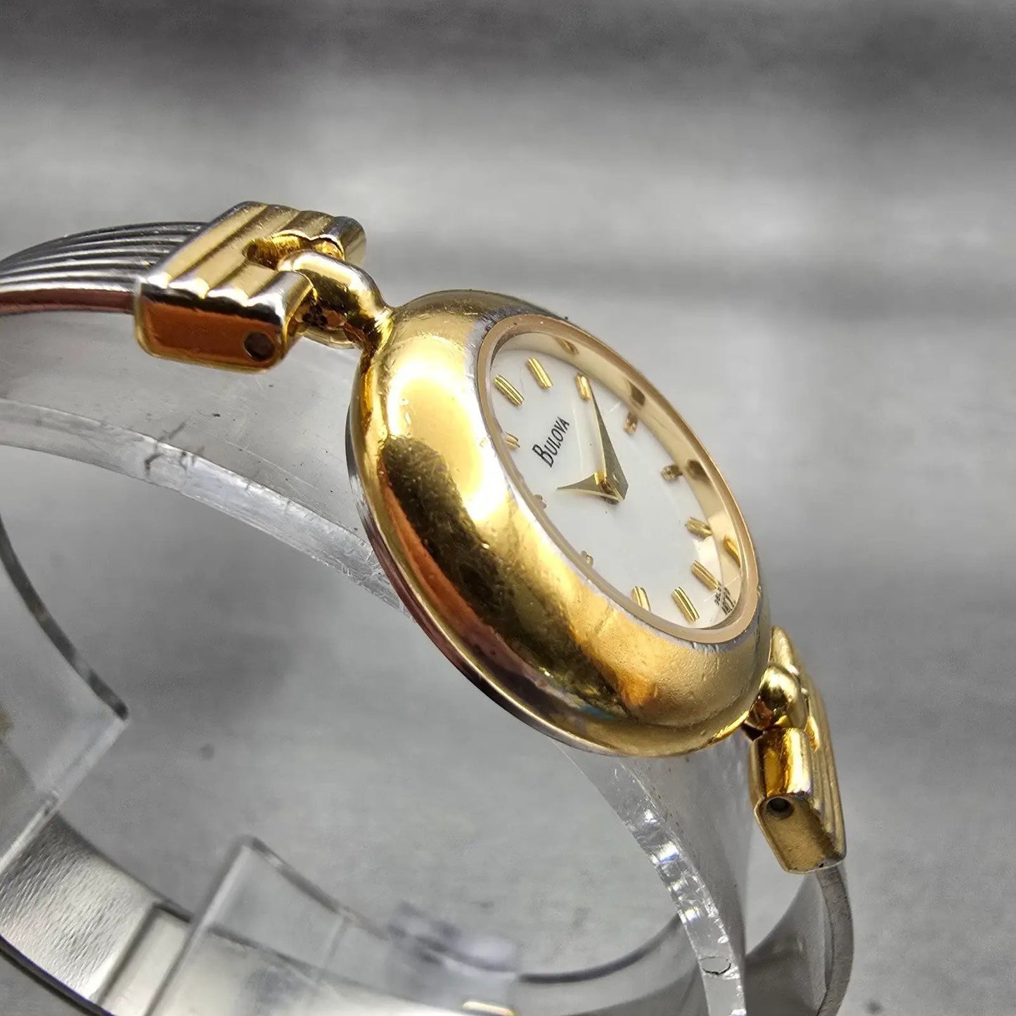 Bulova Watch Women 22mm White Dial Gold Tone Round Bangle 98L69 New Battery3