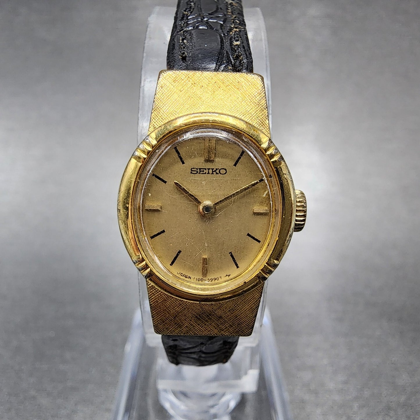 VTG Seiko Watch Women 17mm Gold Dial Gold Tone Oval Manual Wind 1100-5549 READ!!