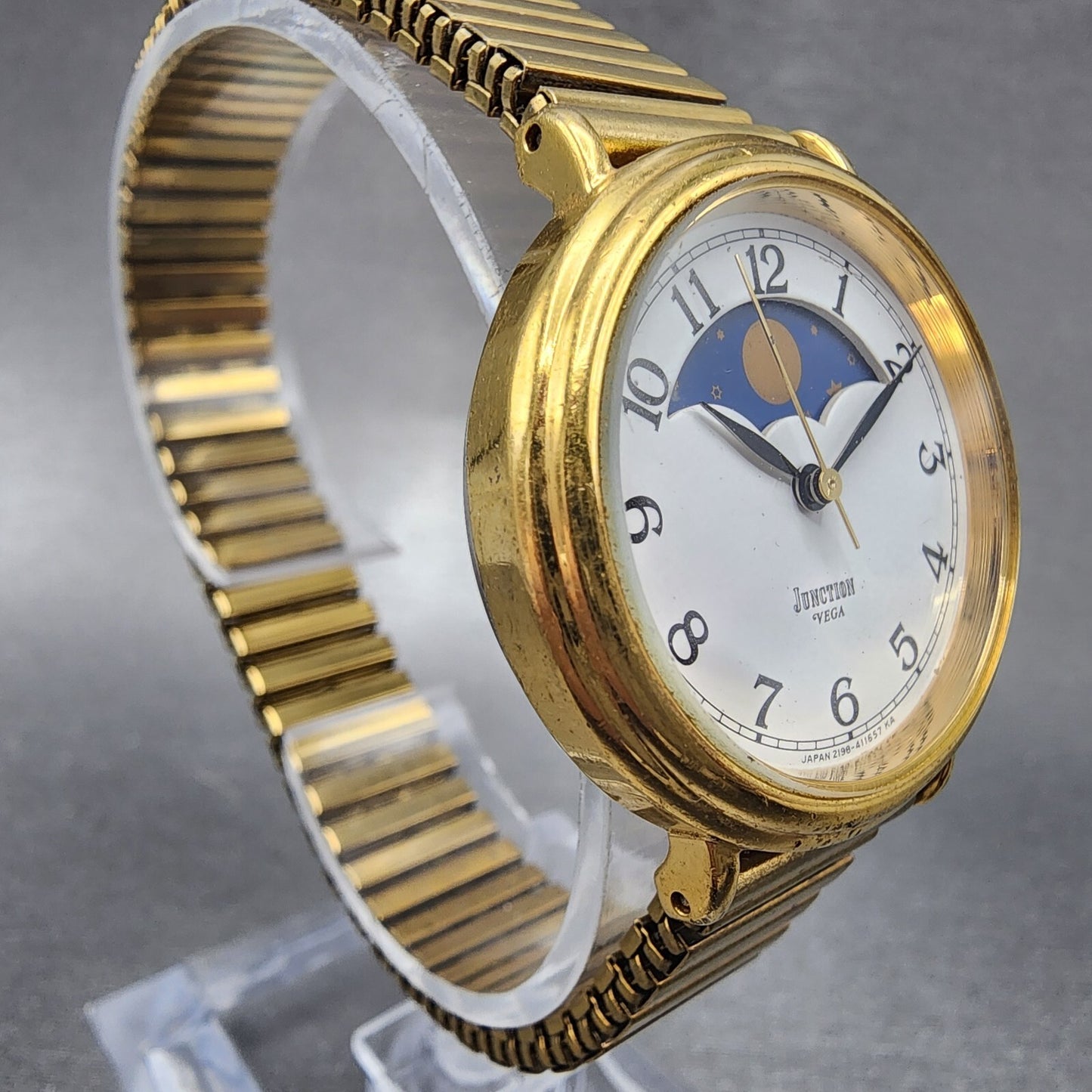 Vega Junction Watch Women 30mm White Dial Gold Tone Sun Moon Round New Battery3