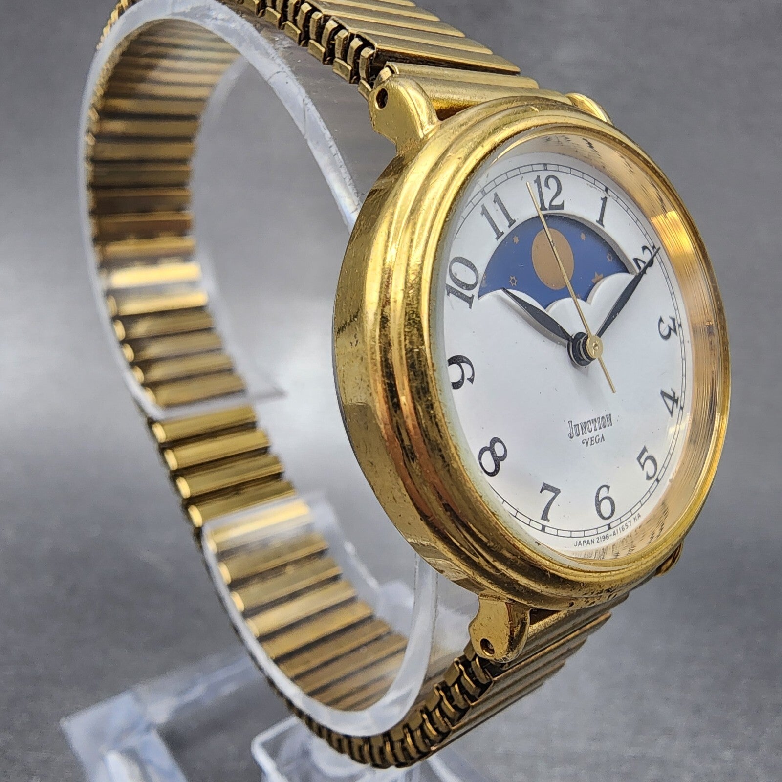 Vega Junction Watch Women 30mm White Dial Gold Tone Sun Moon Round New Battery3