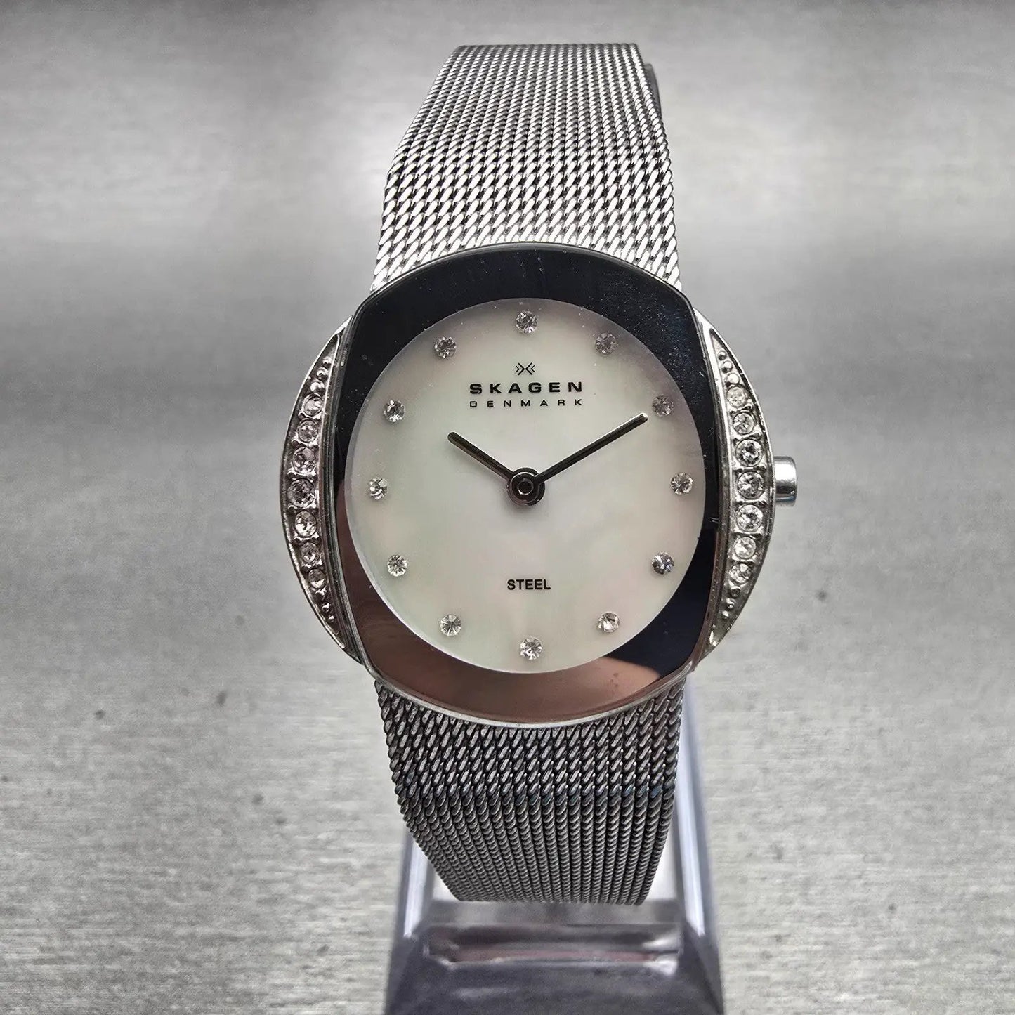 Skagen Watch Women 26mm MOP Dial Silver Tone Crystals Round 689SSS New Battery0