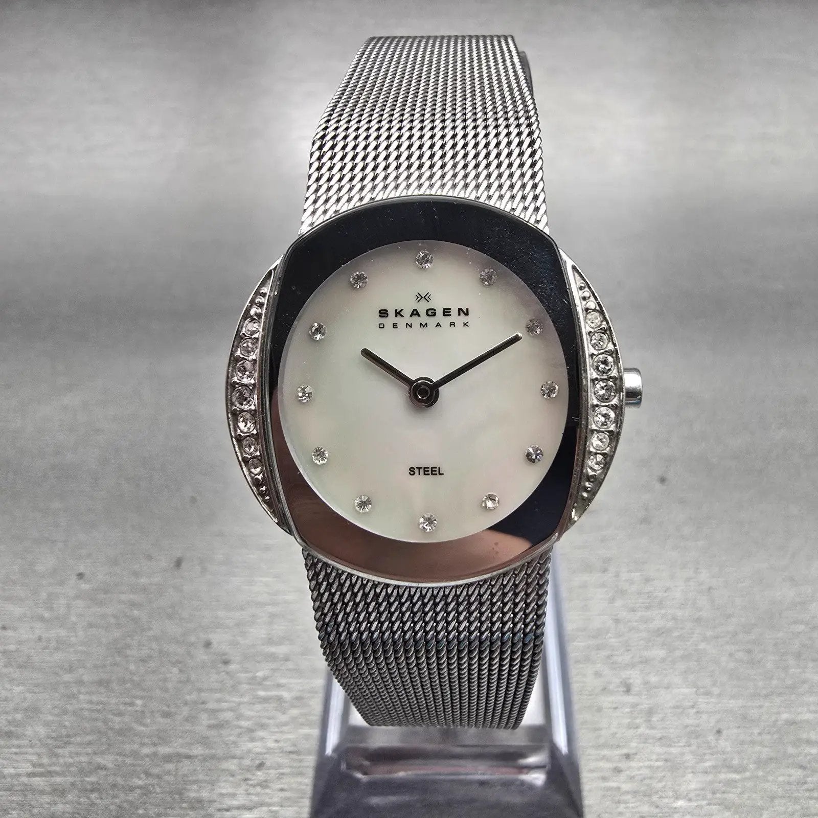 Skagen Watch Women 26mm MOP Dial Silver Tone Crystals Round 689SSS New Battery0