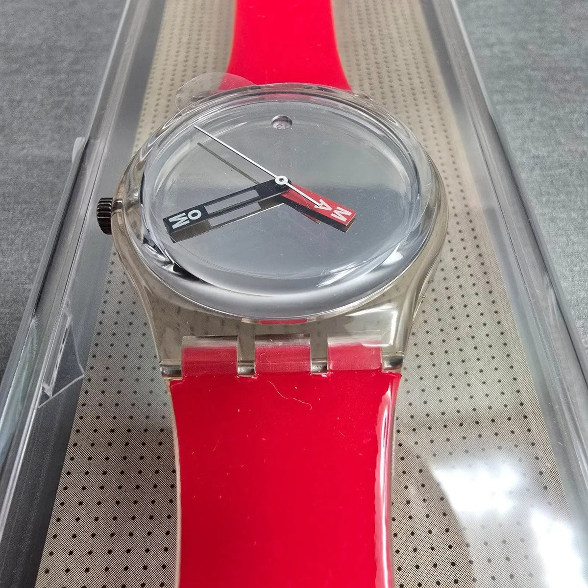Swatch MoMA Red Watch Men 34mm Silver Dial Clear Case GZ406D New Battery NOS7