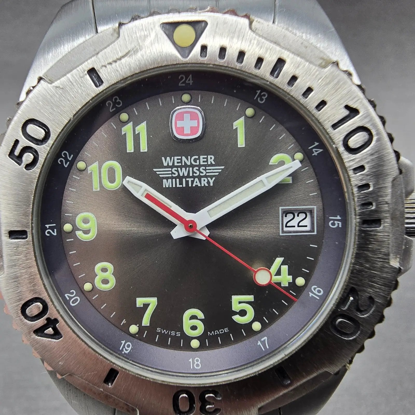 Wenger Swiss Military Dive Watch Men 39mm Gray Dial Steel Date 79088 New Batt JJ1