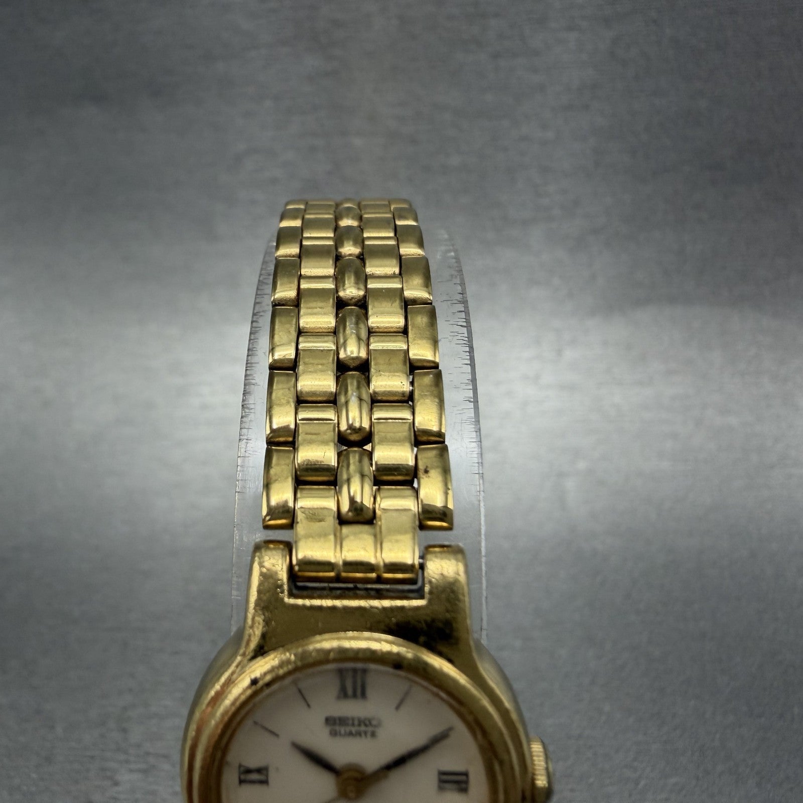 Seiko Watch Women 19mm White Dial Gold Tone Round V4010518 New Battery4