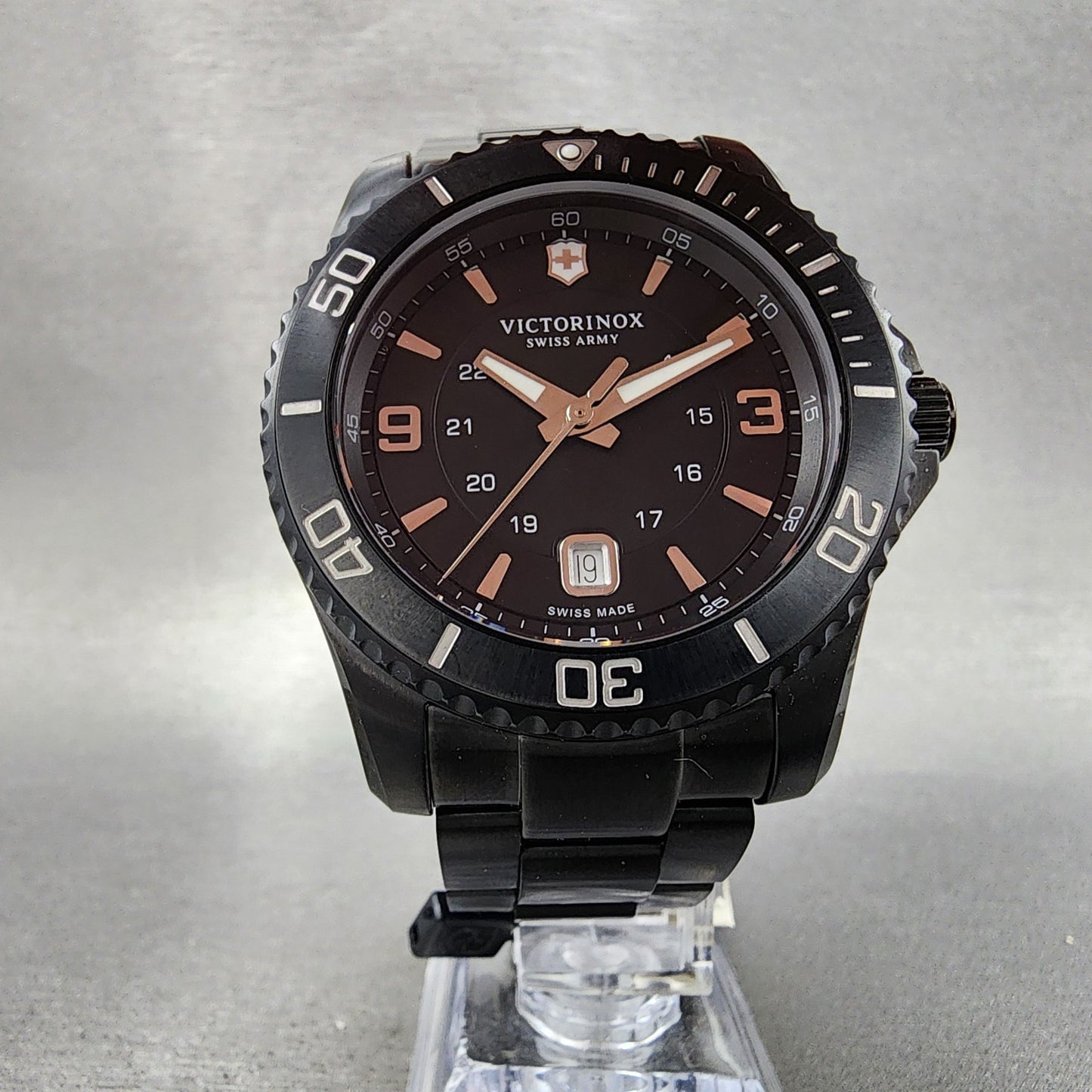 Victorinox Swiss Army Maverick Dive Watch Men 44mm Black Dial Black Tone Date5