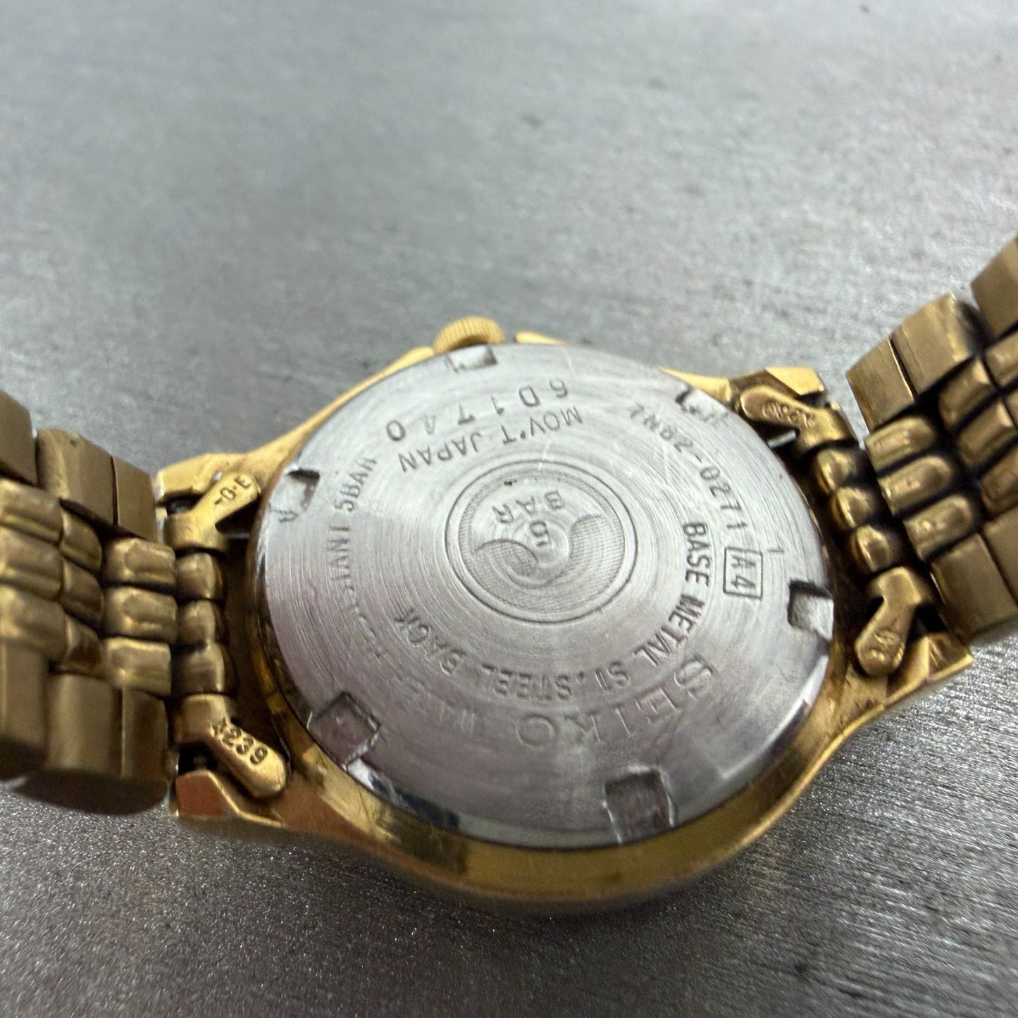 Seiko Sports 50 Watch Women 25mm Champagne Dial Gold Tone Date 7N82-0271 NewBatt9