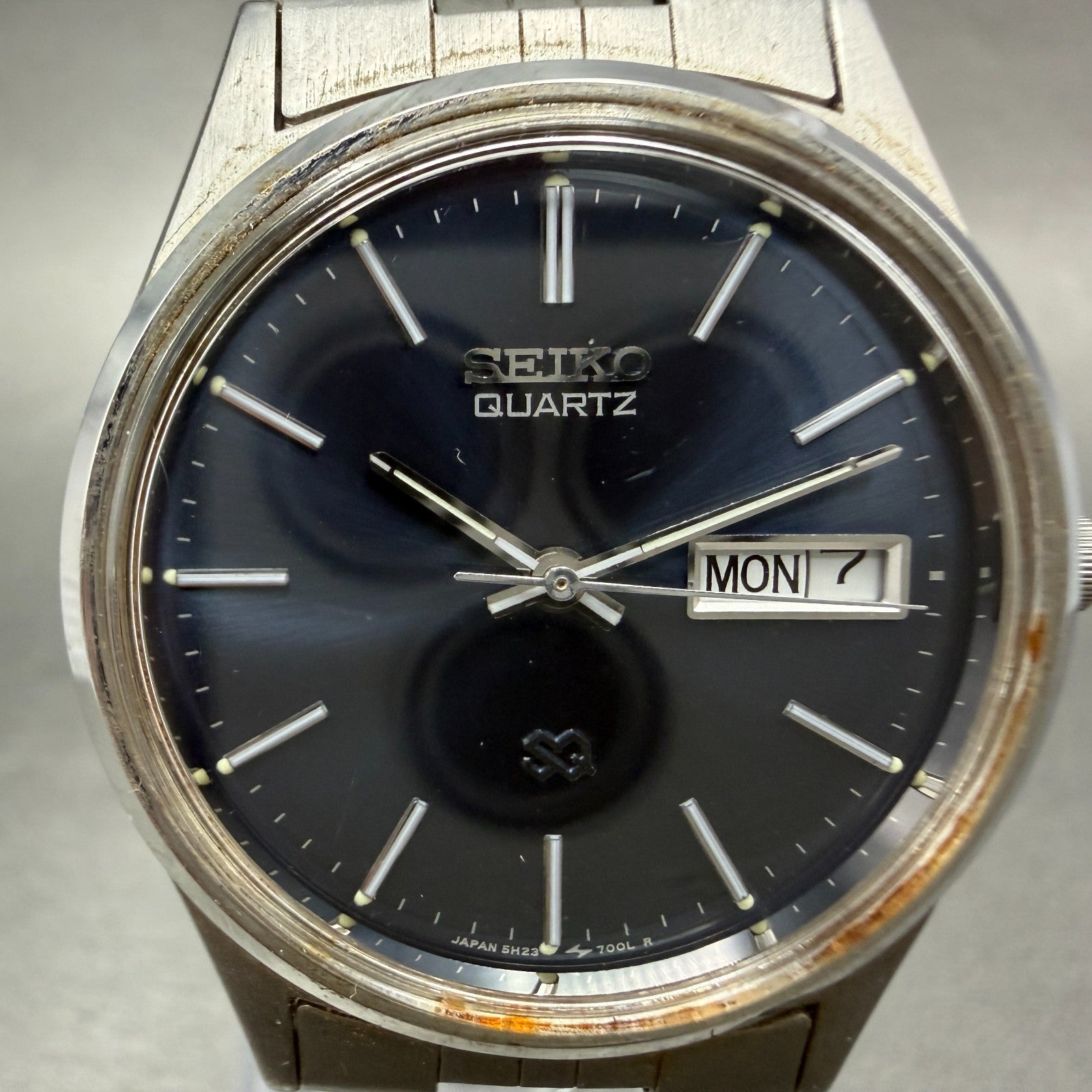 Seiko SQ Watch Men 34mm Blue Dial Silver Tone Daydate Round 5H23-7009 NewBattery1