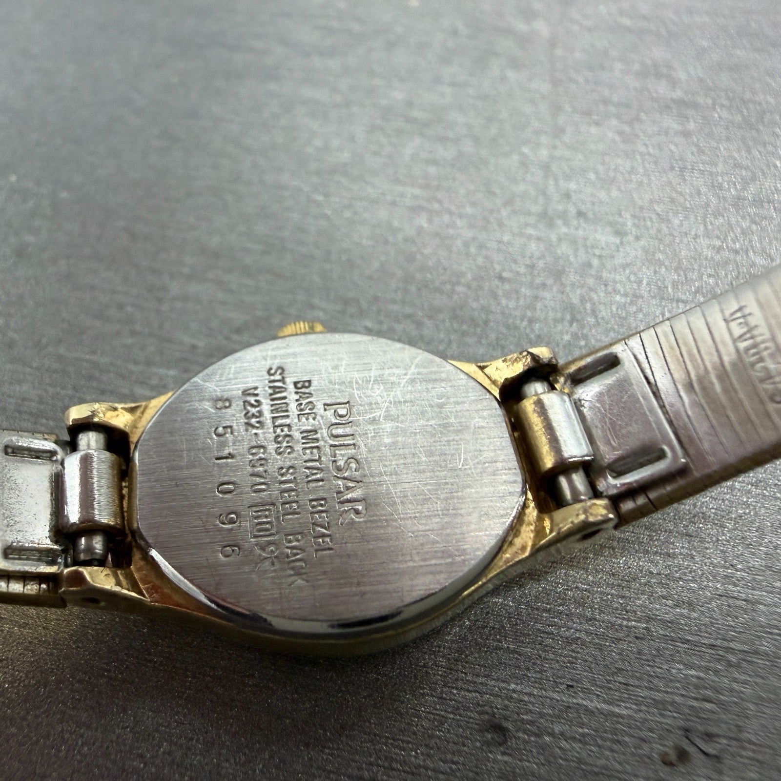 Pulsar Watch Women 15mm Cream Dial Gold Tone Oval V232-6970 New Battery9