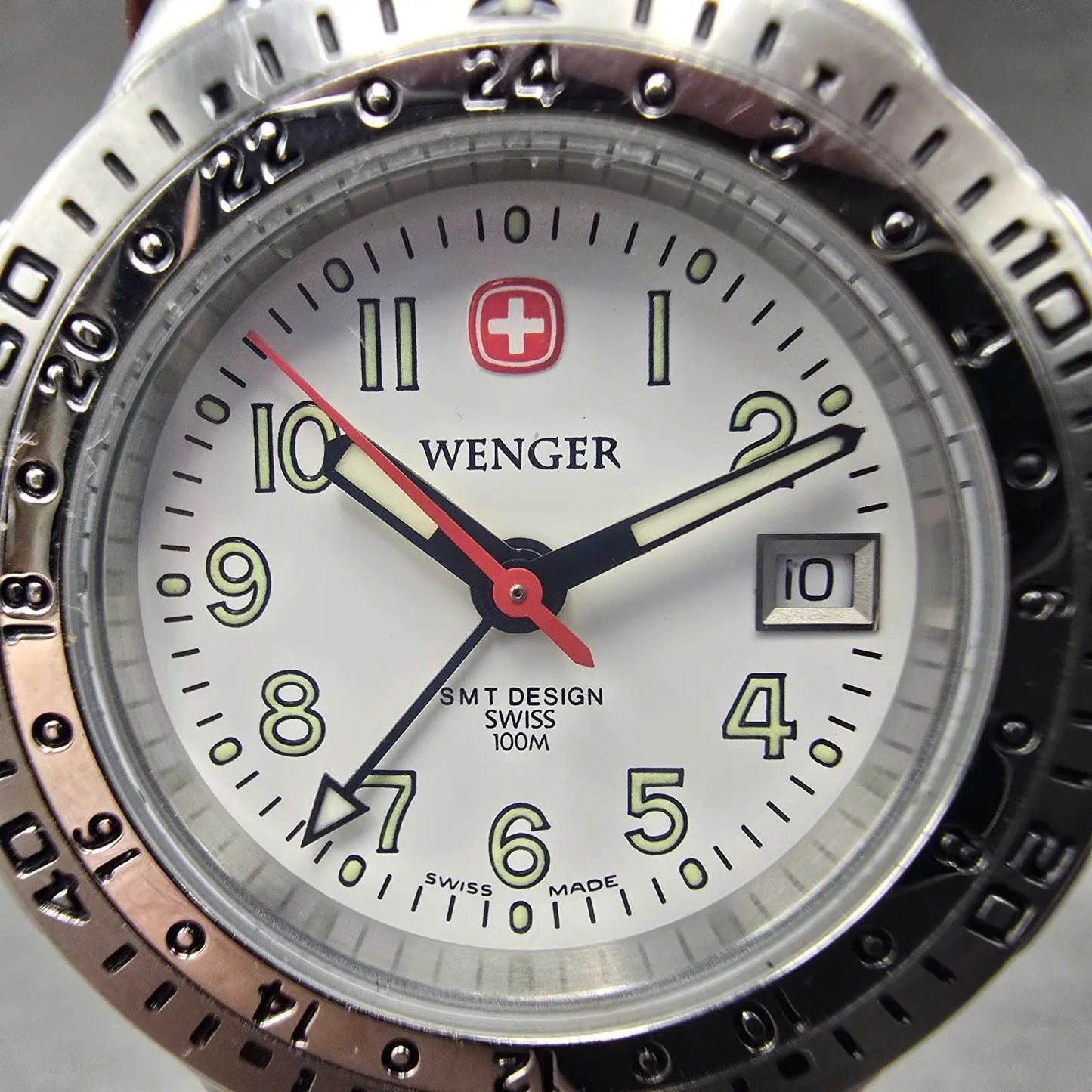 Wenger GMT Dive Watch Women 30mm White Dial Silver Tone 090.0651 New Battery1