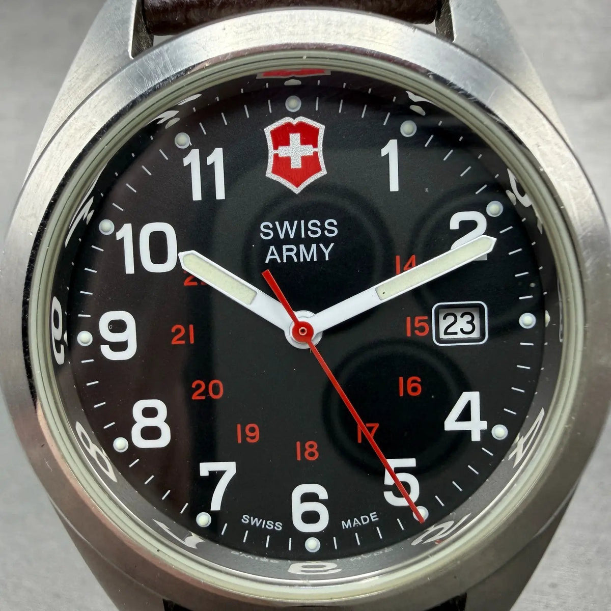 Victorinox Swiss Army Garrison Watch Men 40mm Black Dial Steel Date Round Worksd1