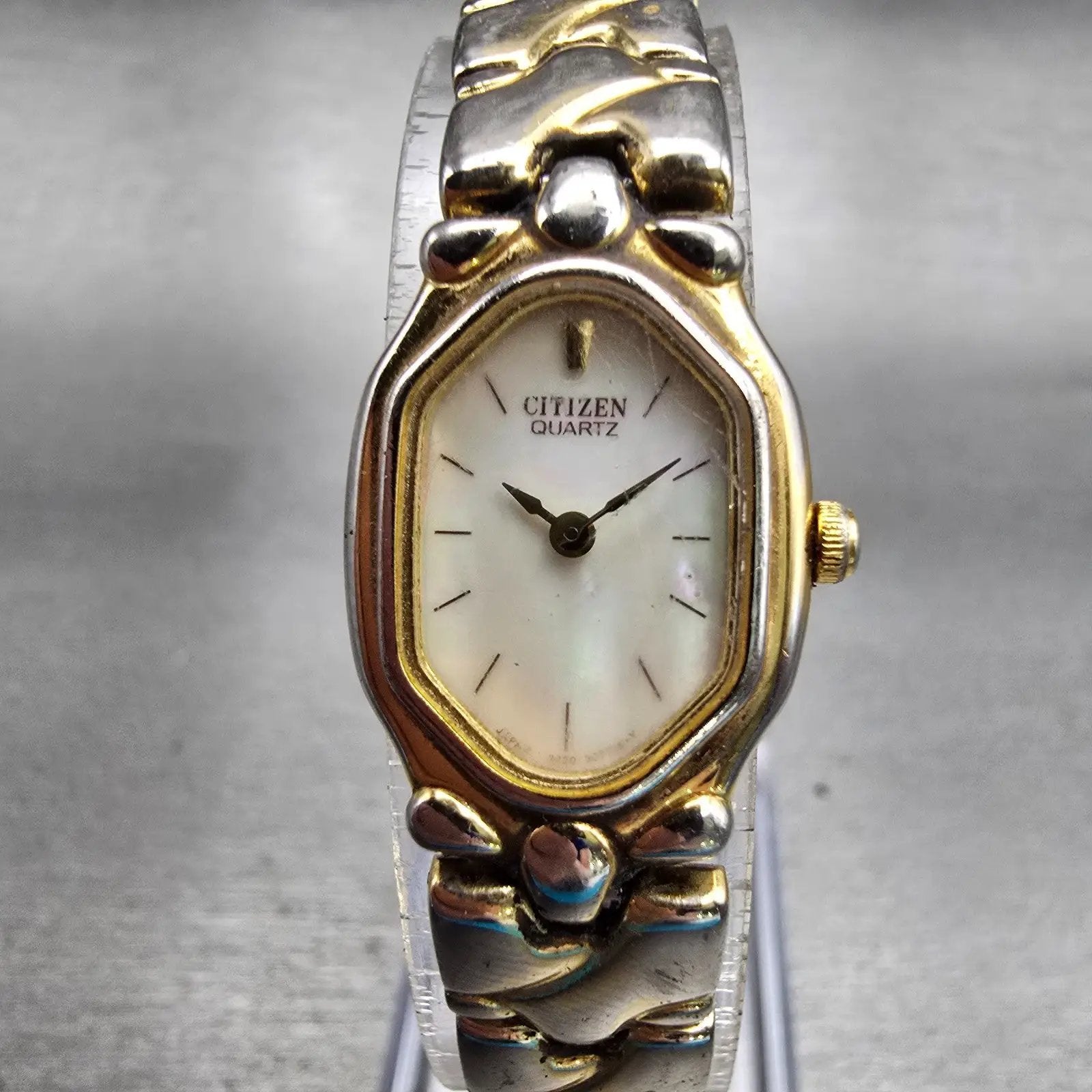 Citizen Watch Women 16mm MOP Dial Gold Tone Oval 3220-326130 New Battery Vintage0