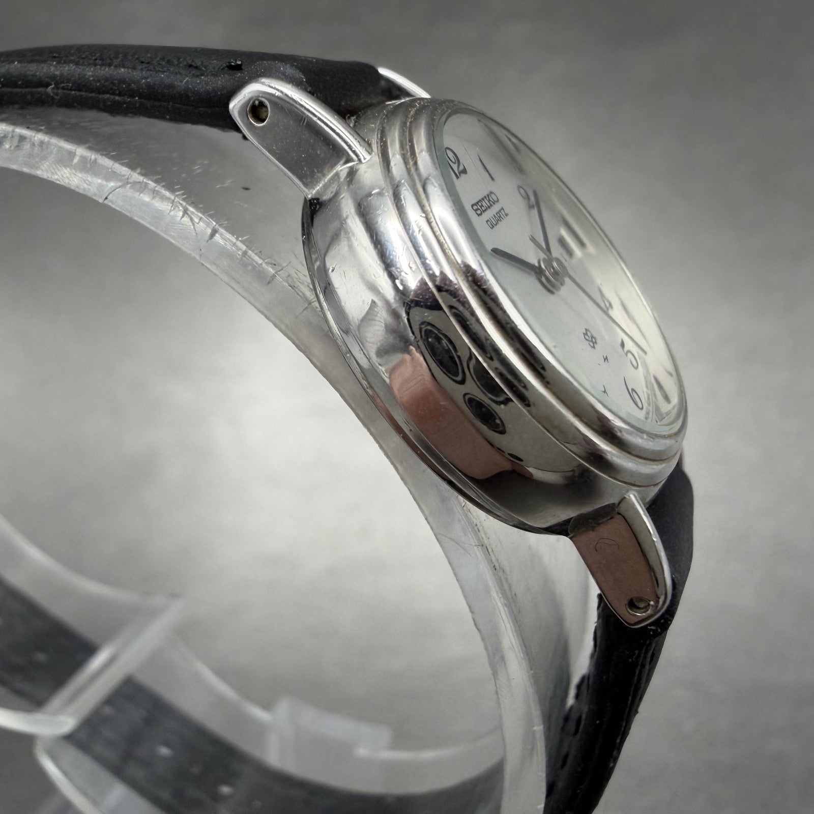 Seiko SQ Watch Women 23mm Silver Dial Silver Tone Date 8522-0030 New Battery3