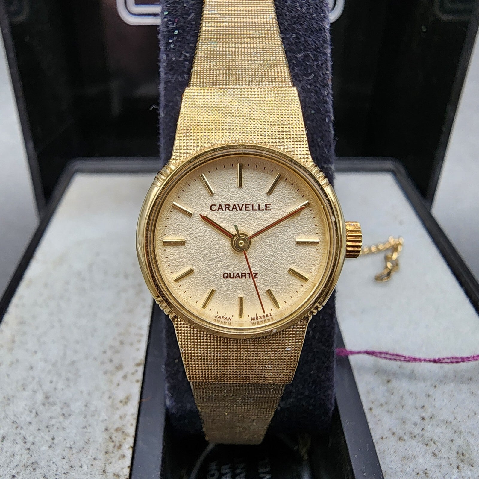 Bulova Caravelle Watch Women 19mm Cream Dial Gold Tone Round 48J07 NOS New Batt1