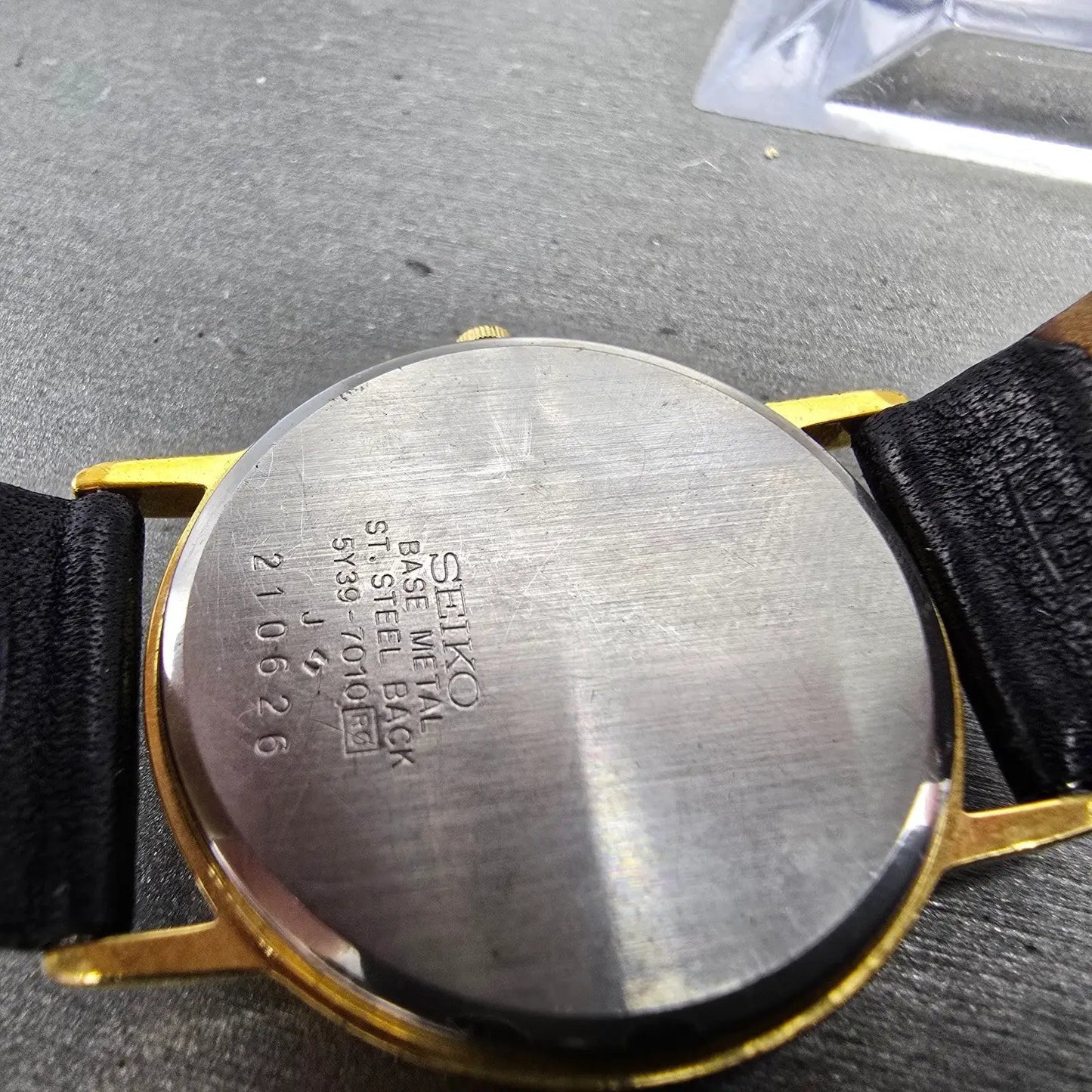Seiko Watch Men 31mm White Dial Gold Tone Date READ!!!!!!! 5Y39-7010 New Battery9