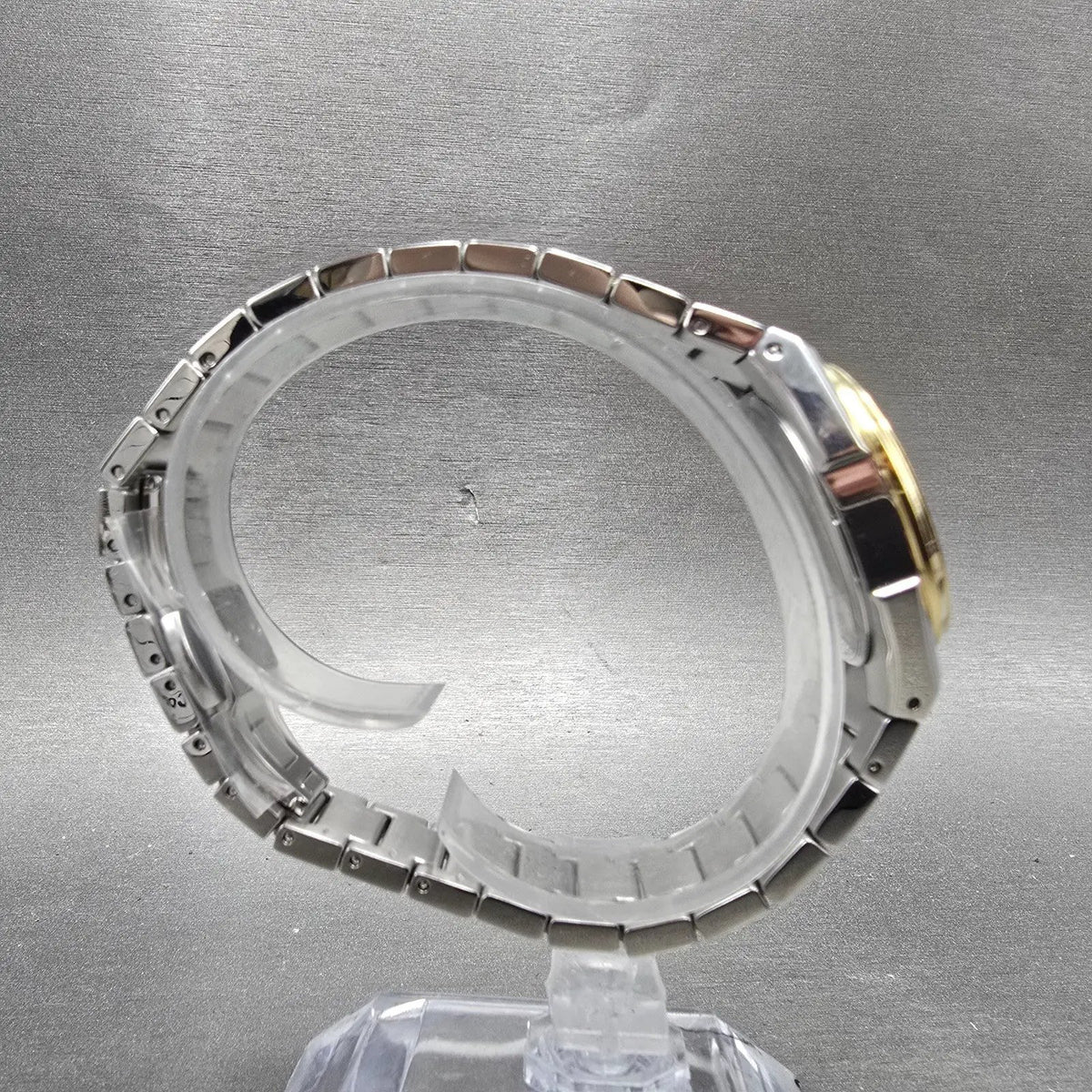 Bulova Watch Women 30mm White Dial Two Tone Date Round 98L323 New Battery10
